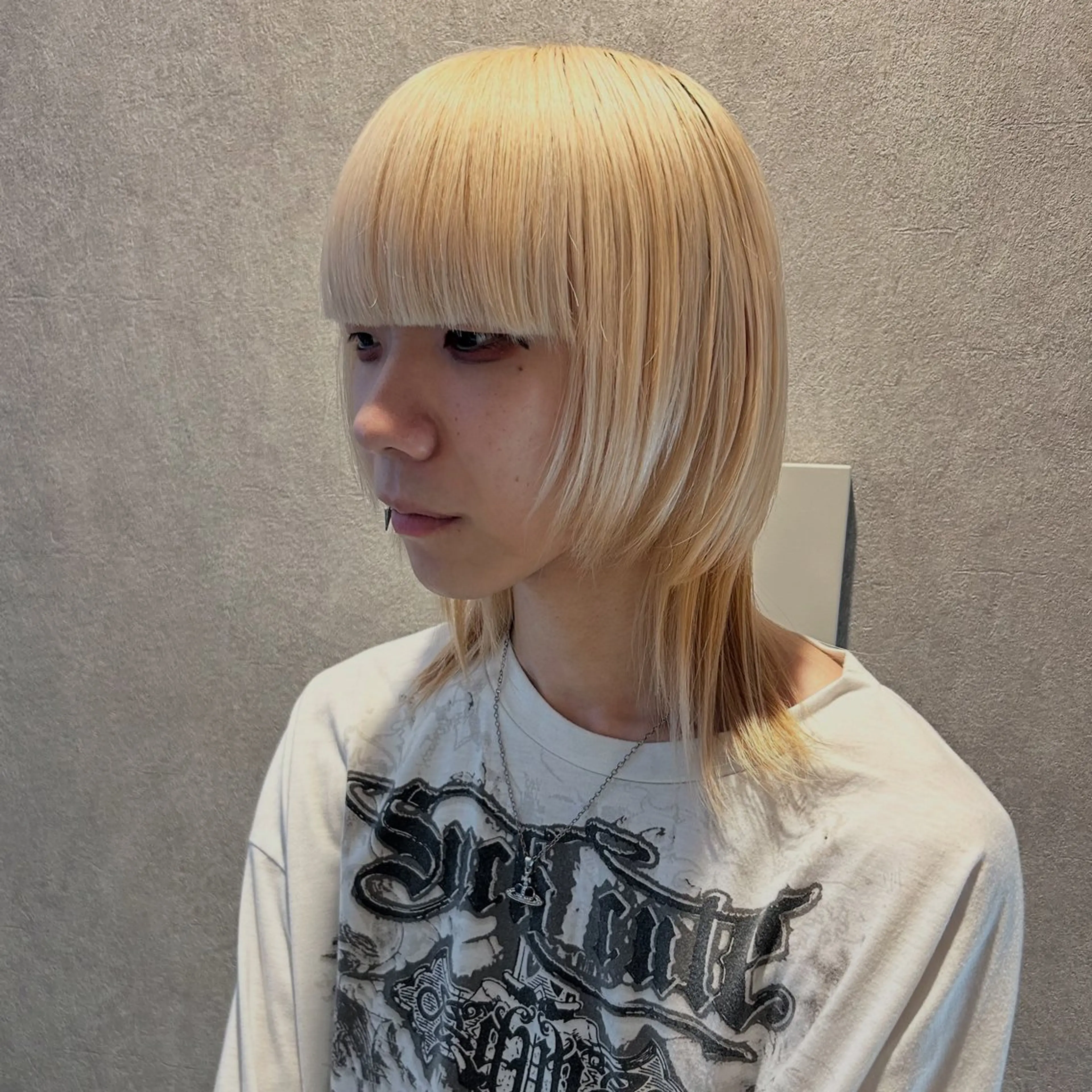 セミロング カラー ブロンド ホワイトブロンド ヘアカラー yohaku所属・中崎町ハイトーン🫧 神崎 源のヘアスタイル