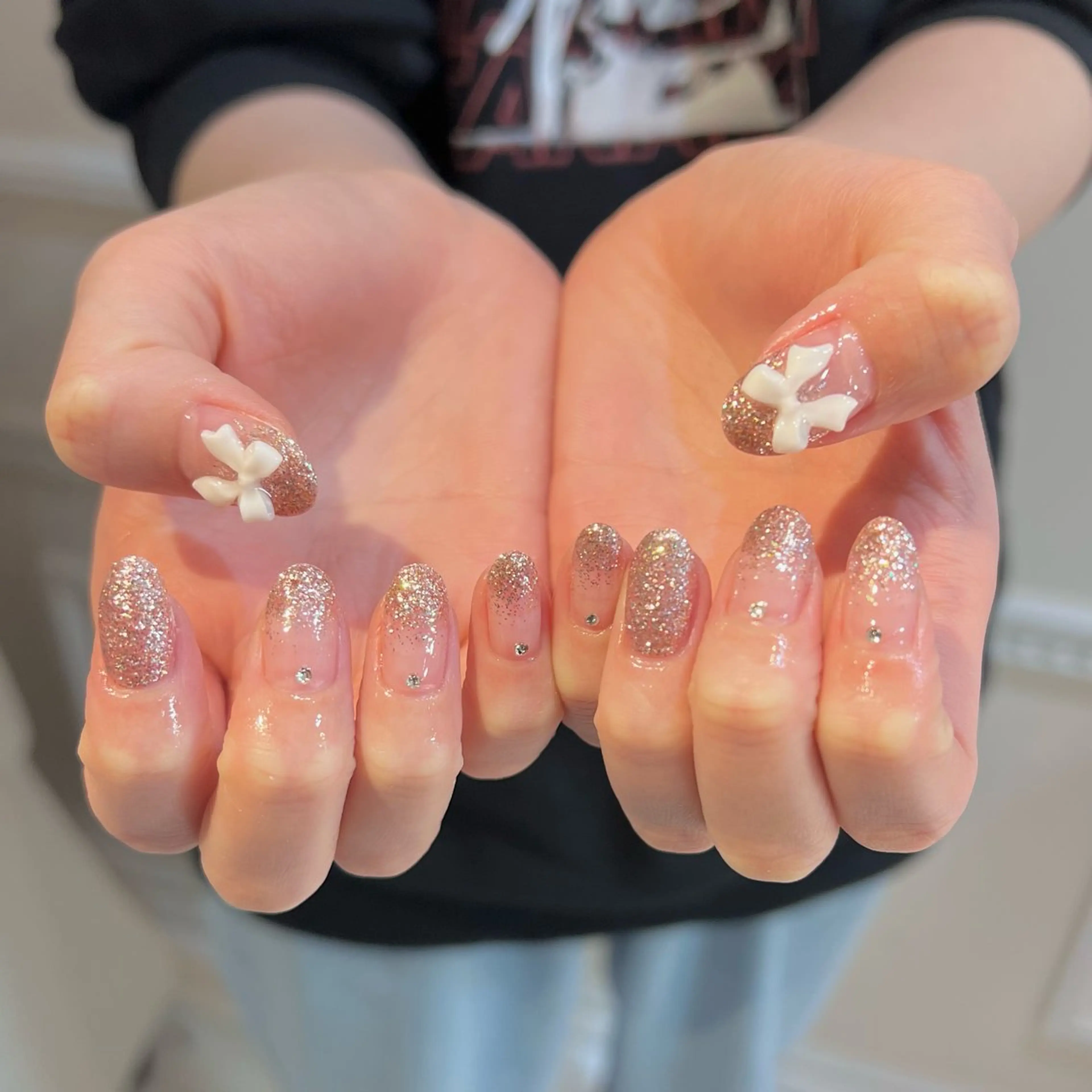 ネイル ラメ(グリッター) ラメグラデーション リボン ハンドネイル 🎀チーク/ちゅるん 🫧chisa🎀のネイルデザイン