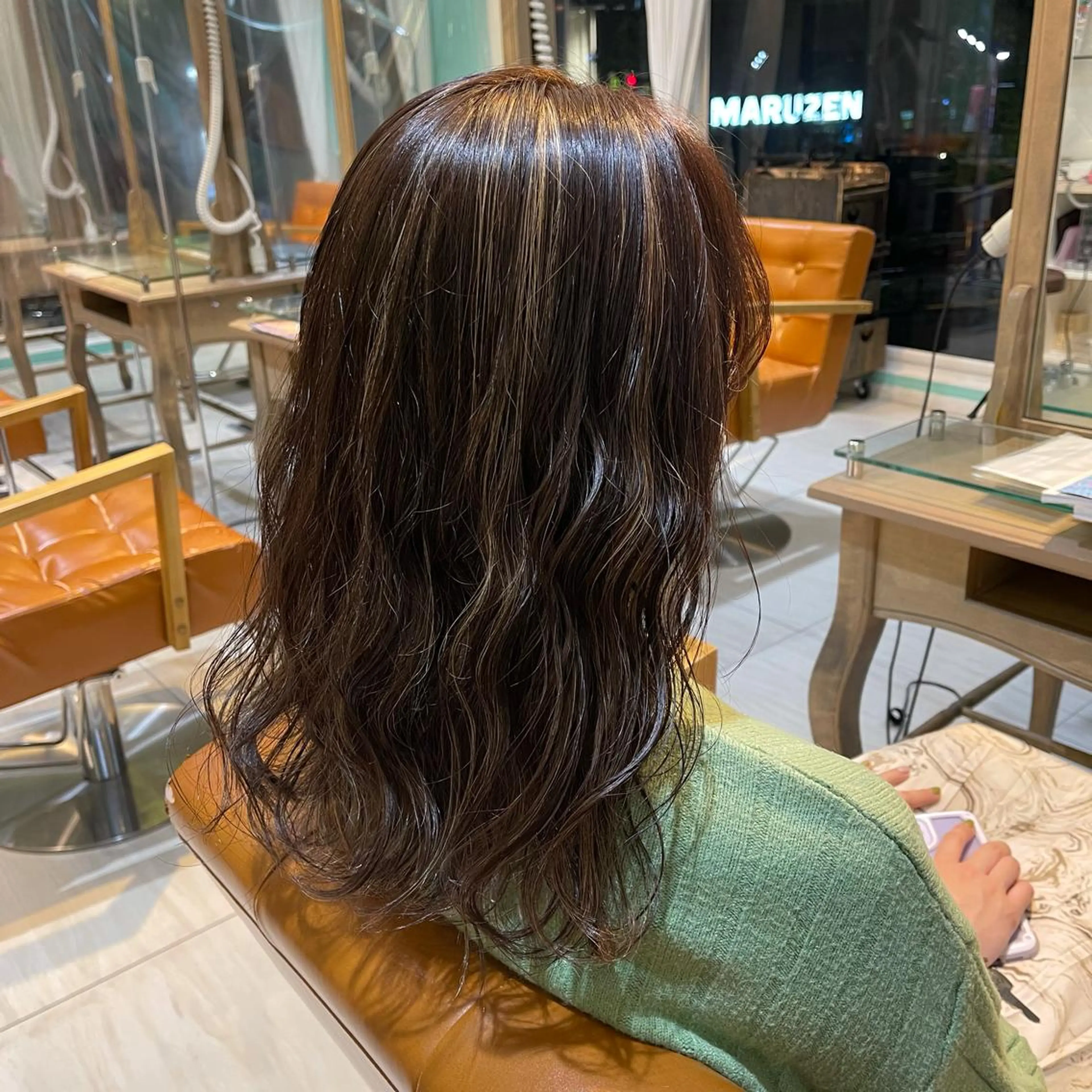 セミロング カラー 🪄髪質改善艶カラー 🦄石井栞のヘアスタイル