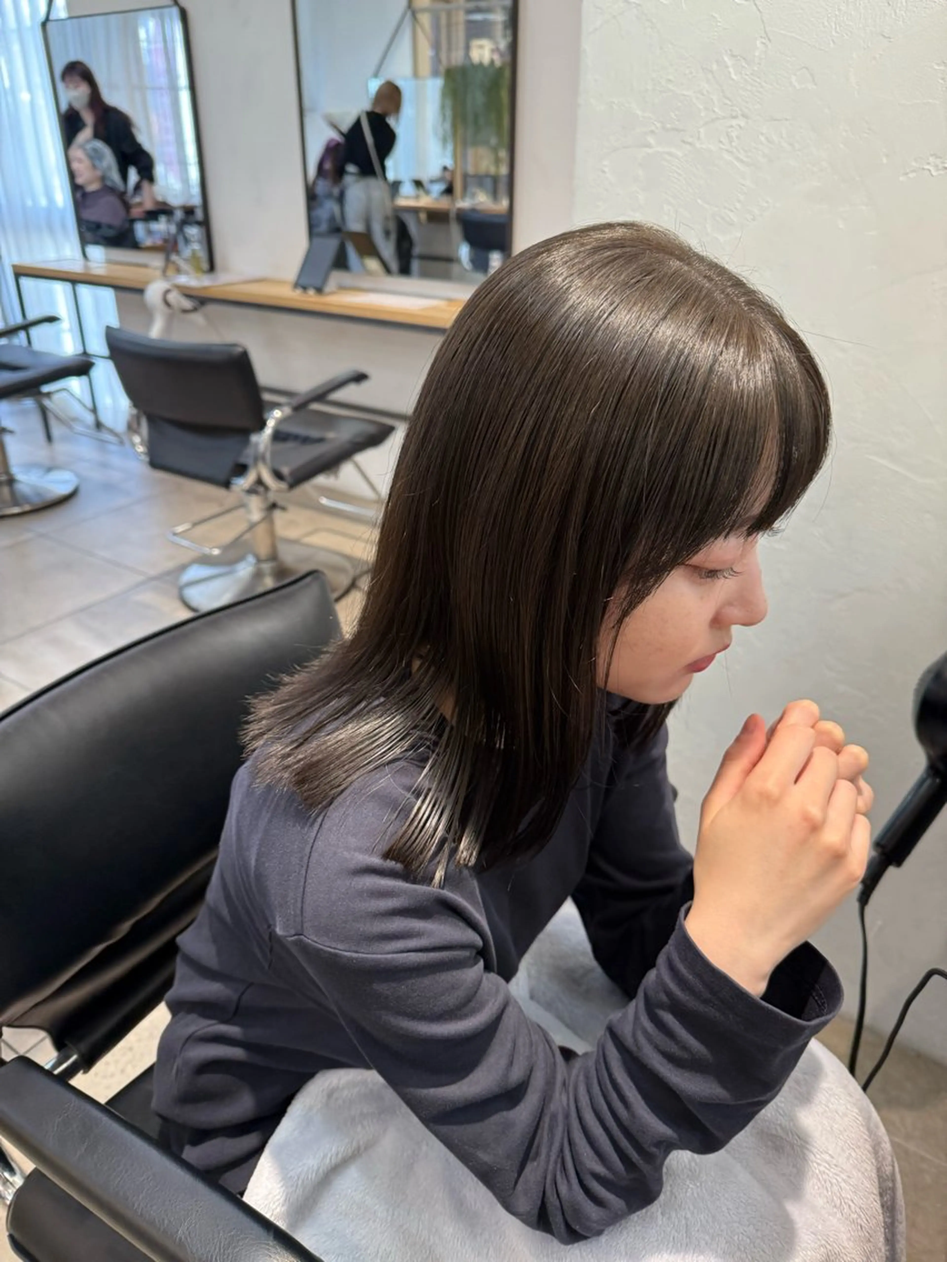 ミディアム カラー カット ヘアカラー トリートメント ミルクティー× グレージュMOMOのヘアスタイル