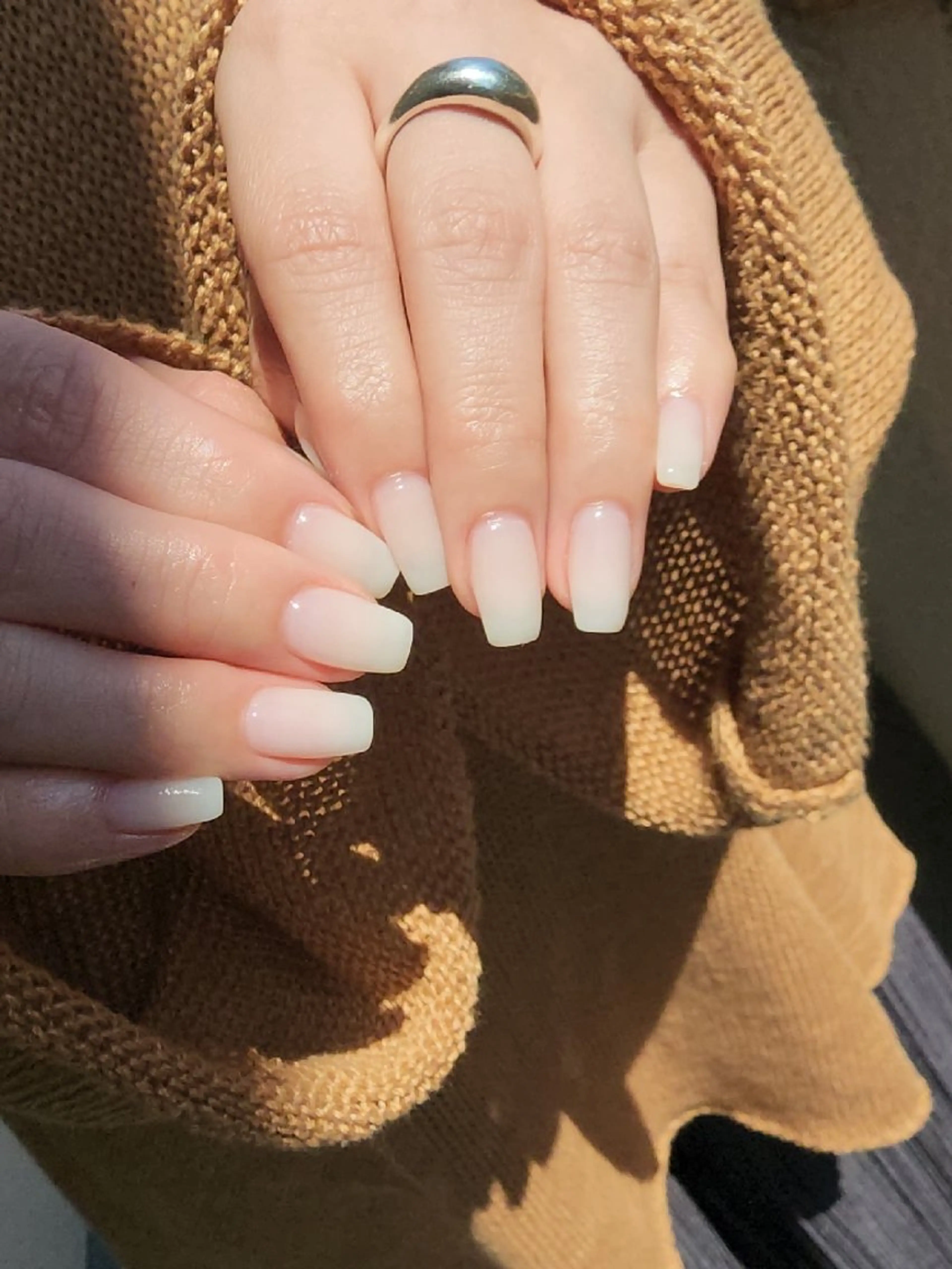 【ジェル除去込み】グラデーション(甘皮ケア、自爪整形込)の写真