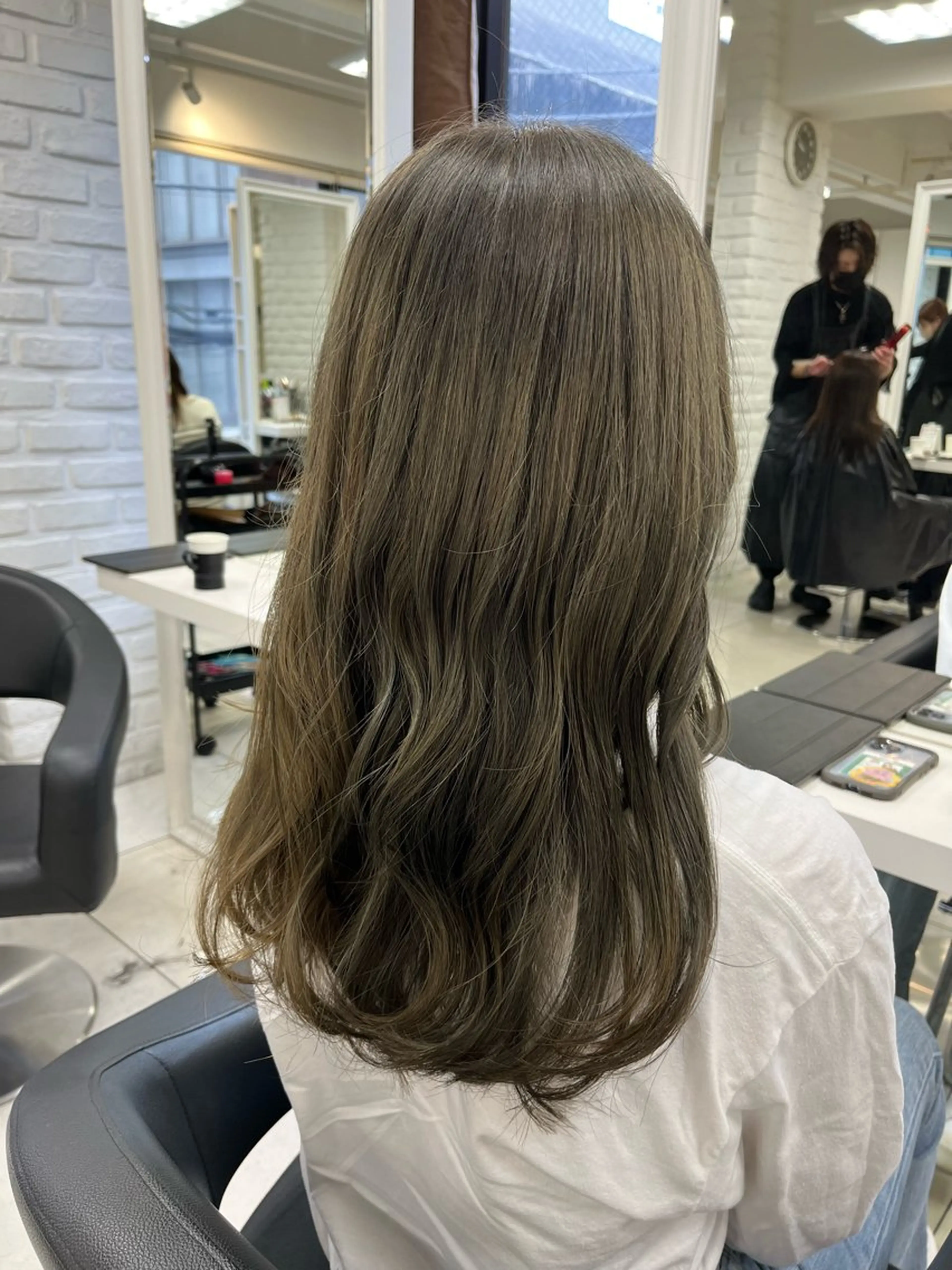 セミロング カラー ブリーチ ケアブリーチ デザインカラー グレージュ オリーブグレージュ カット ヘアカラー トリートメント メンズ縮毛矯正🦊ハ イトーン　RYOKAのヘアスタイル