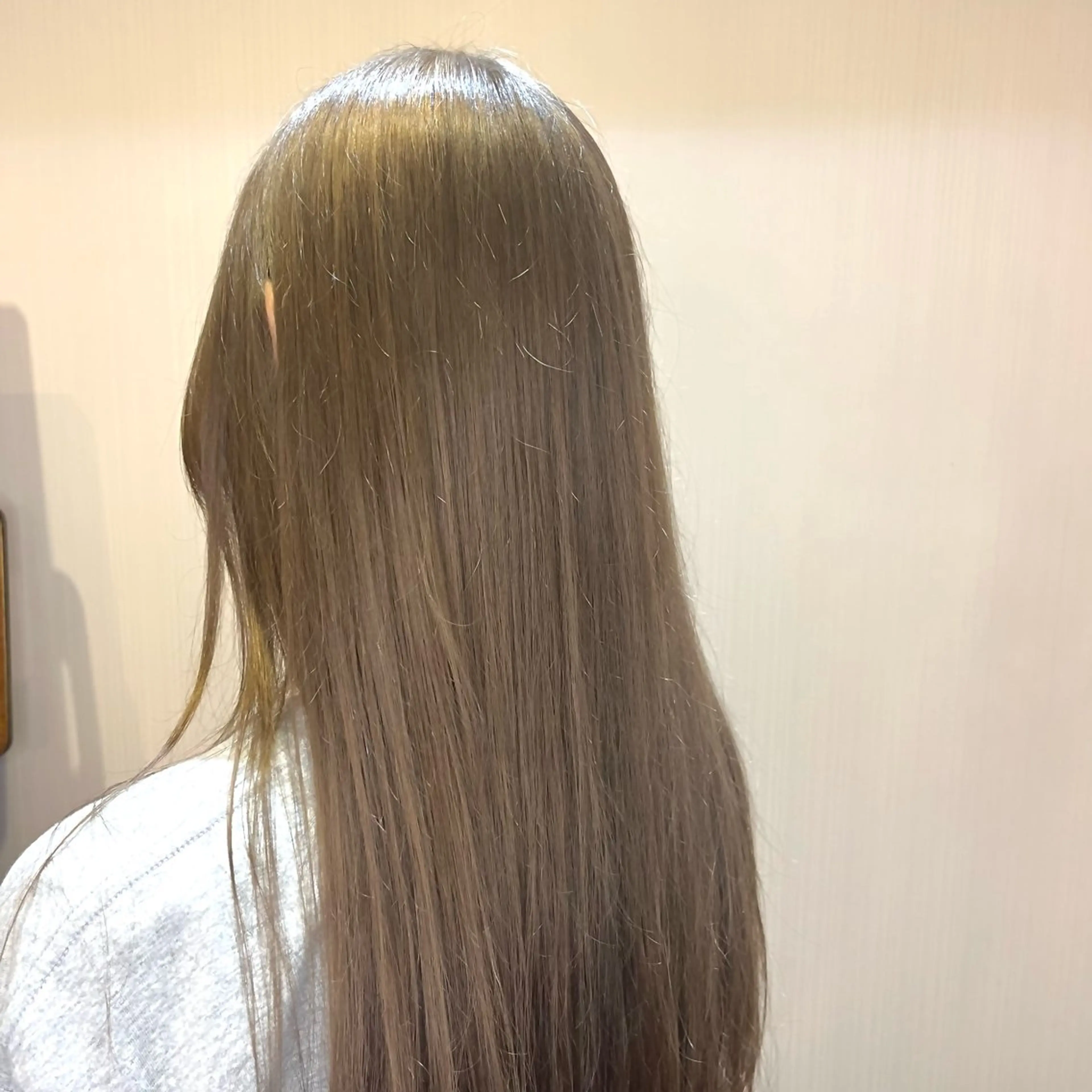 ロング カラー ベージュカラー ブリーチ ミルクティーベージュ ふるはし みなのヘアスタイル