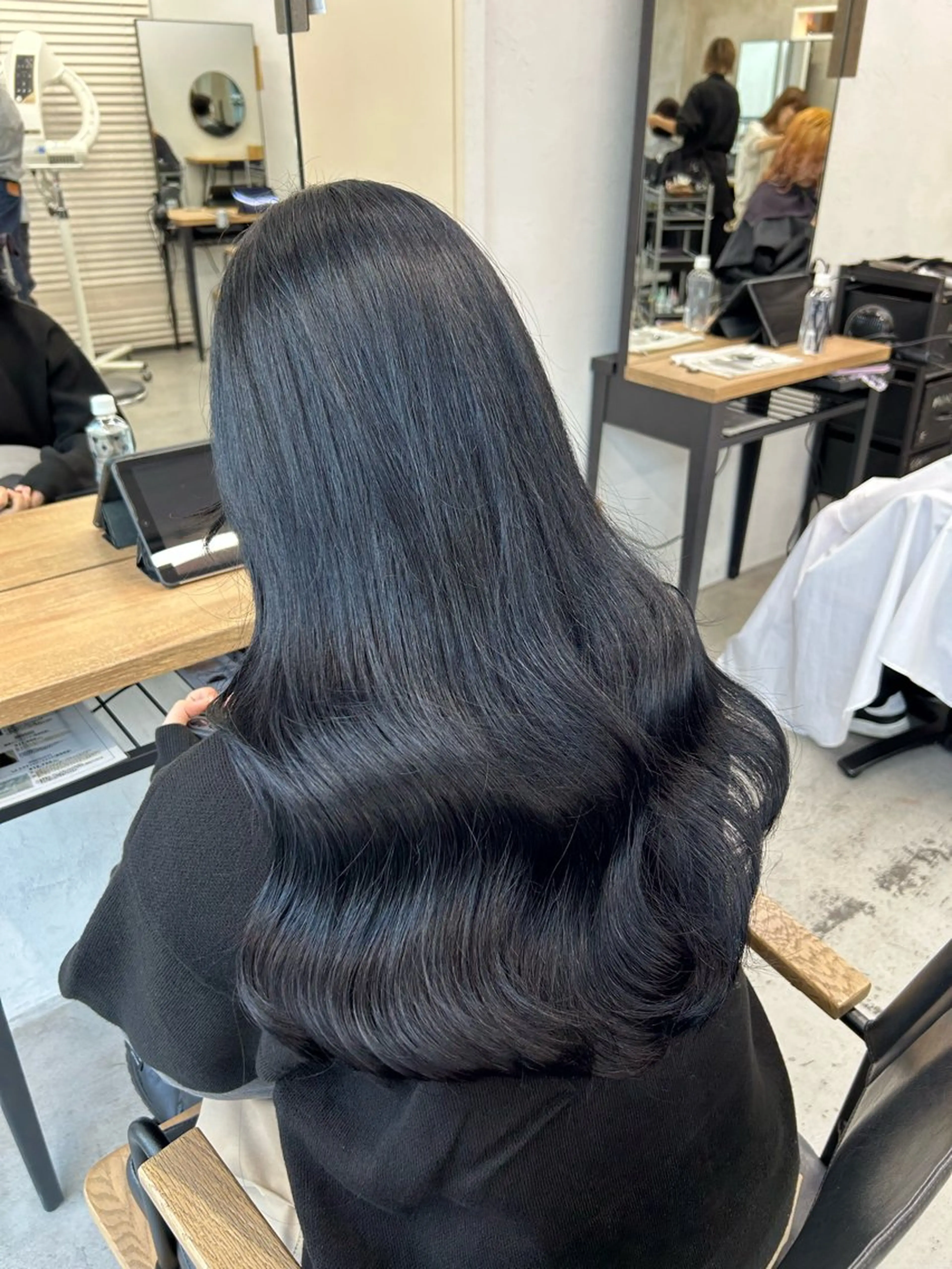 ロング カラー 黒髪 ブルーカラー ブルーブラック トリートメント RYOSUKE ハイトーンのヘアスタイル