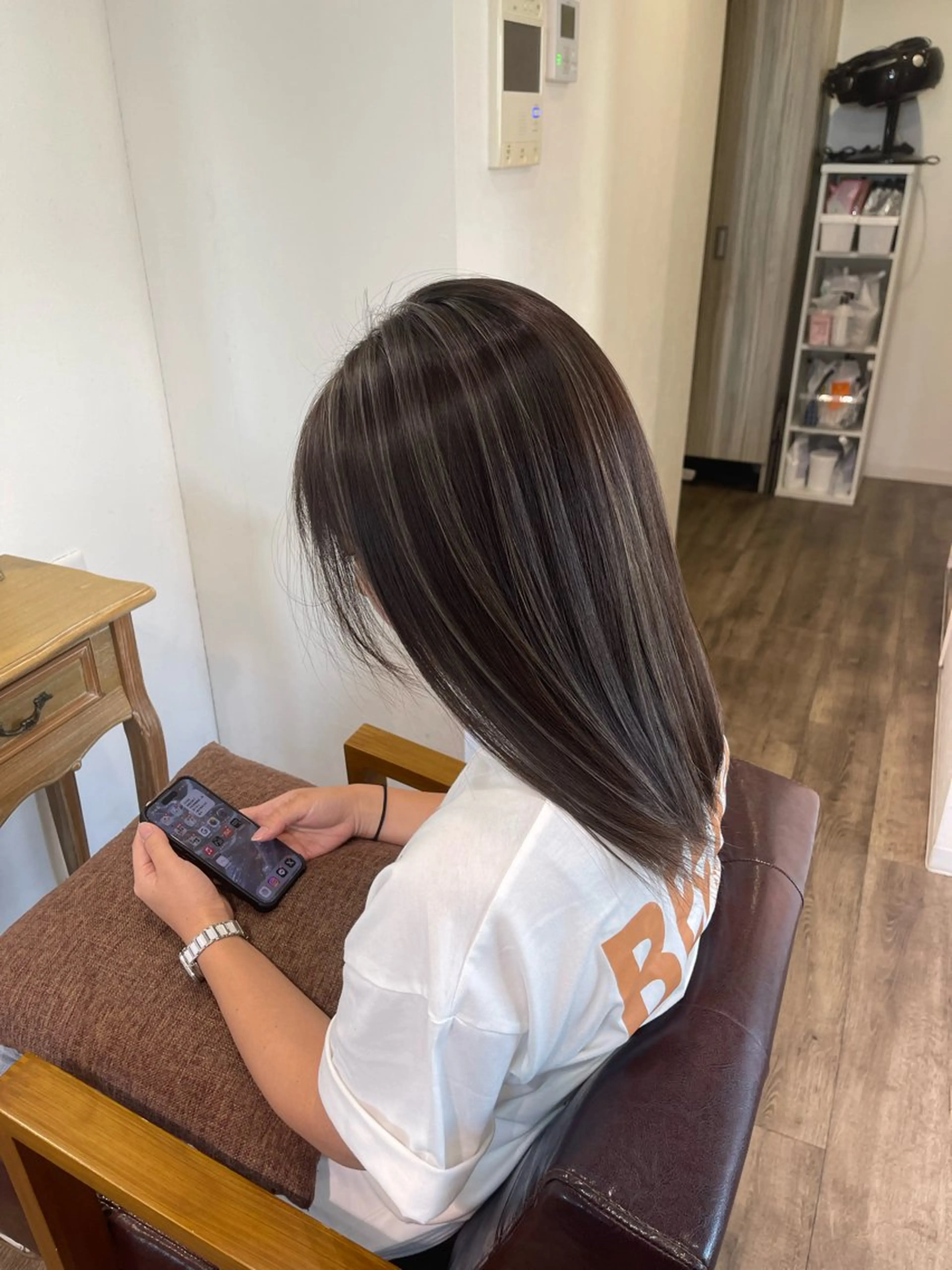 【18歳​〜​23歳限定】カット＋ワンブリーチカラー17,200→15,000  ハイライト・バレイヤージュもやりたい放題！の写真