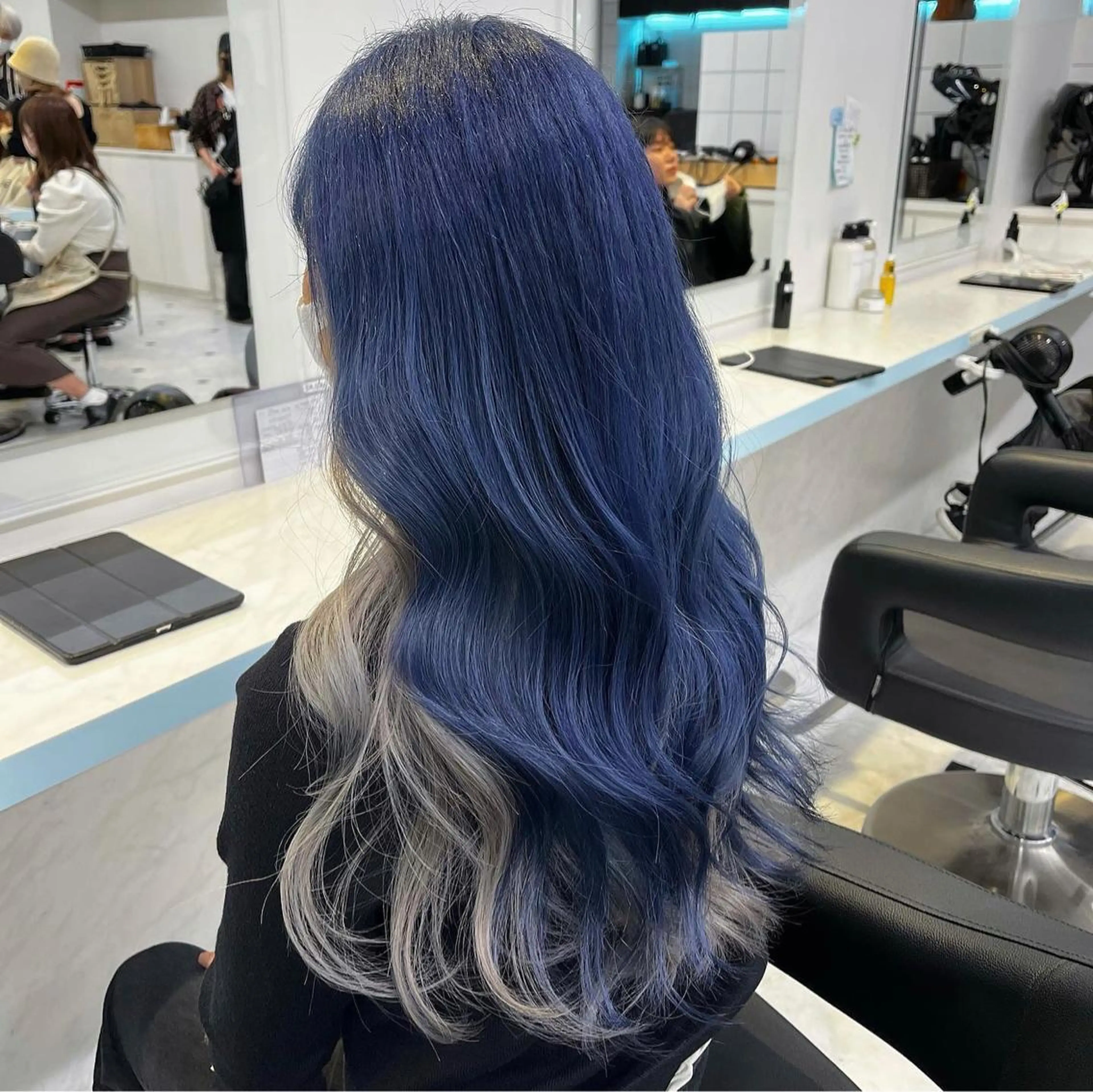 セミロング カラー ヘアカラー ブリーチカラー 🩵MIZUKIのヘアスタイル