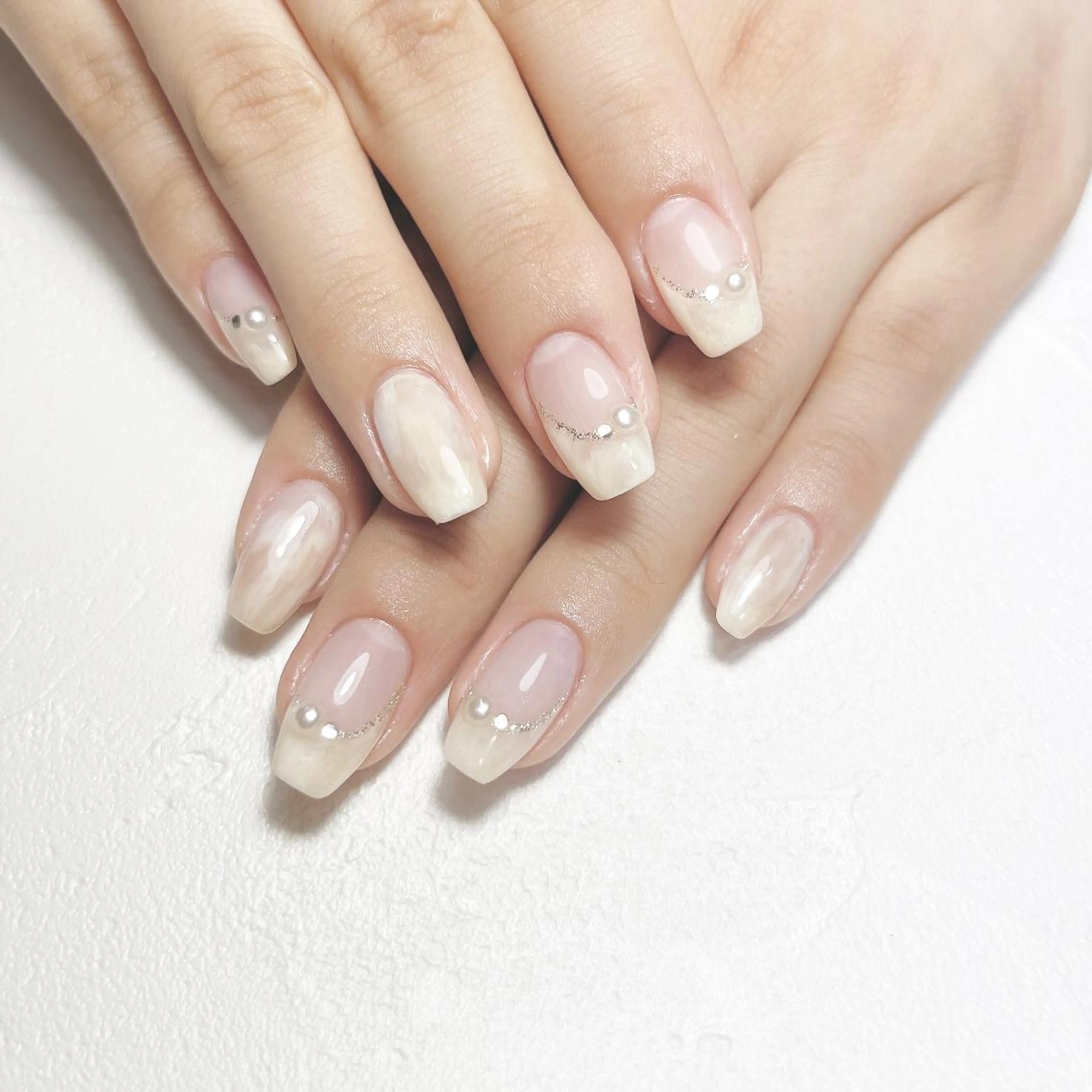 ネイル フレンチネイル 大理石ネイル(マーブル) ニュアンスネイル ホワイト ハンドネイル Room nailのネイルデザイン