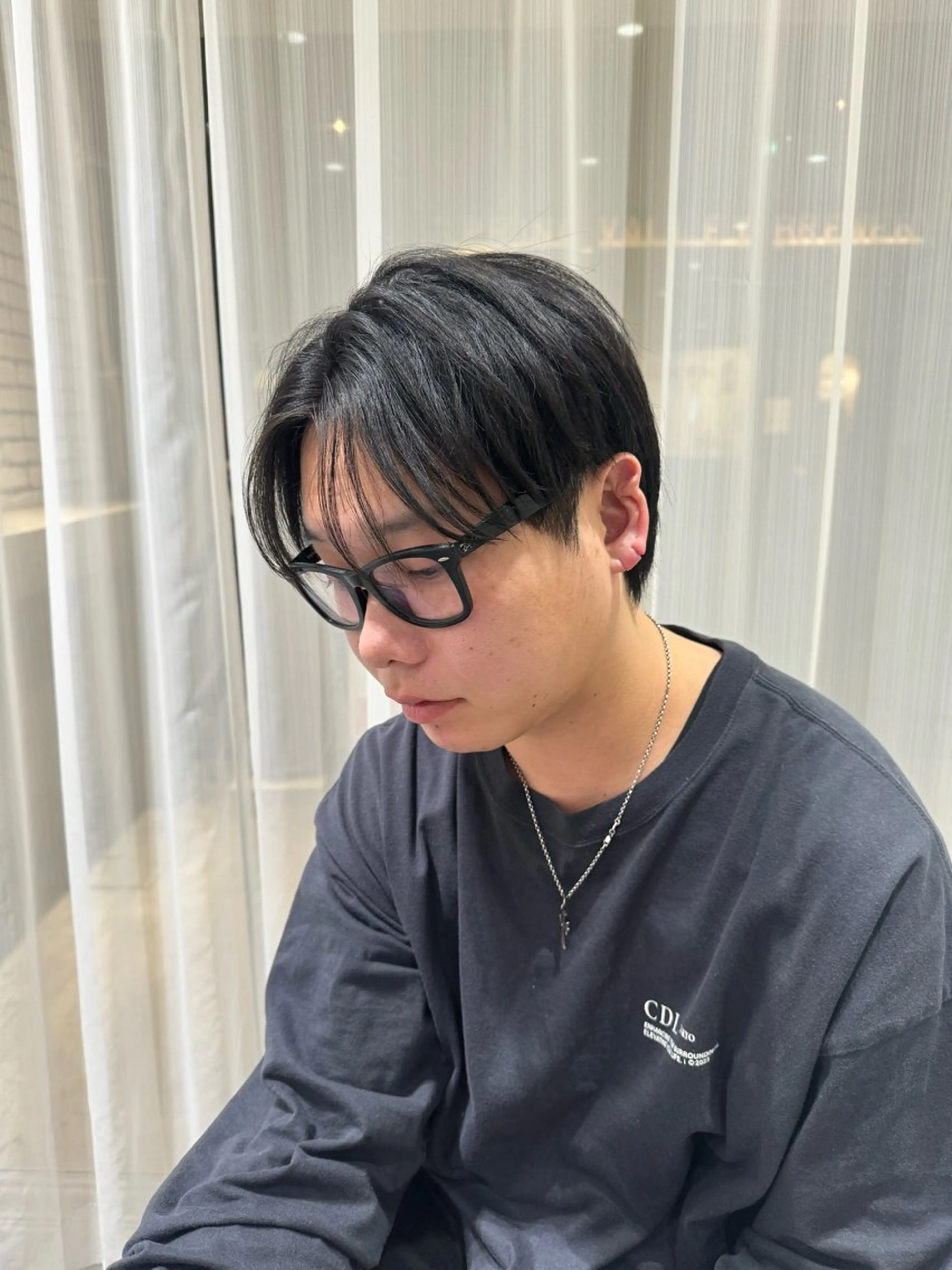 メンズ センターパート 遊佐 みくりのヘアスタイル