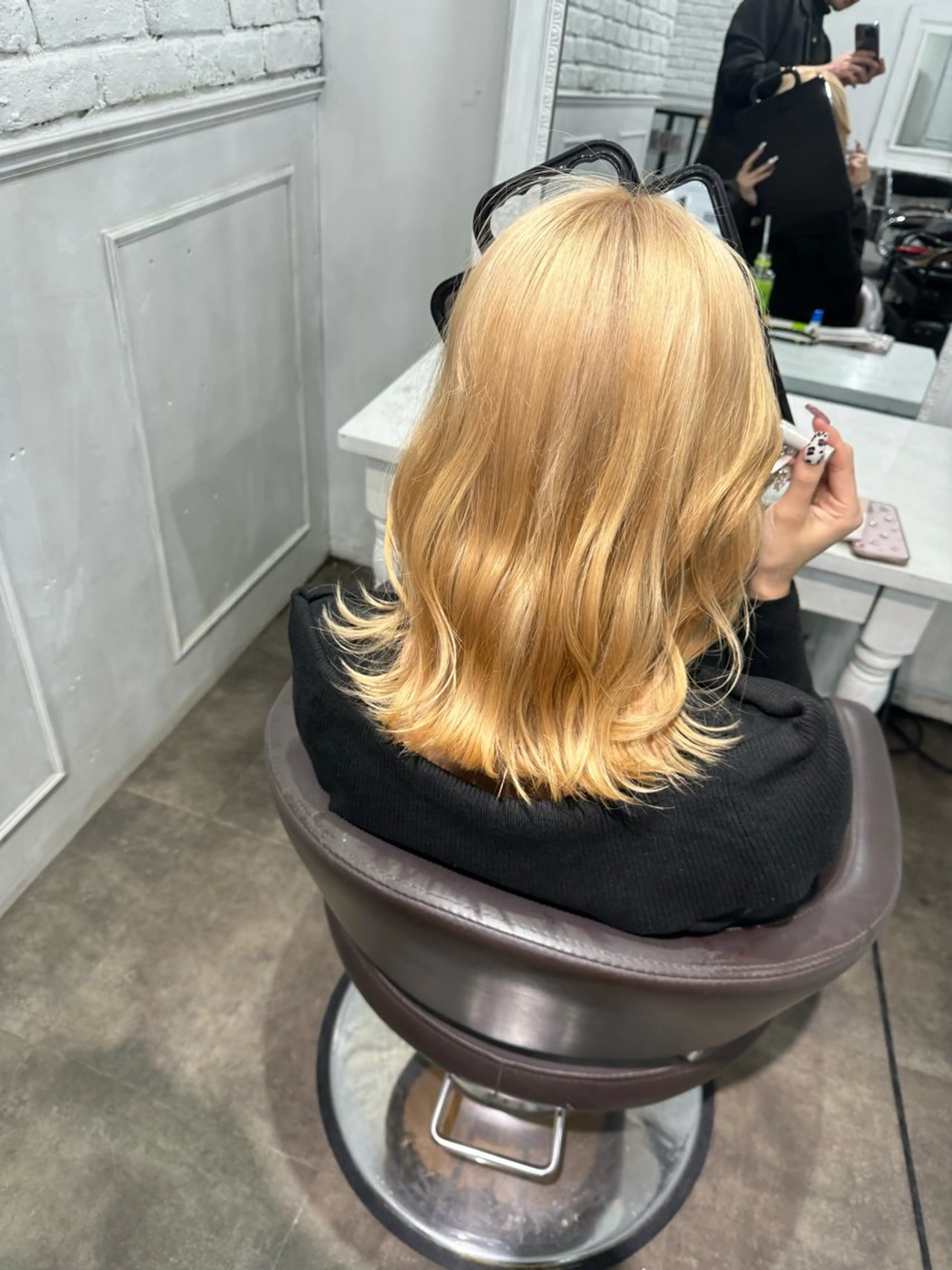 セミロング カラー バレイヤージュ ミストバング ベージュカラー ブリーチ 抜きっぱなしブロンド ヘアカラー トリートメント SALOWIN札幌大通り所属・札幌ハイトーン/ ブリーチカラー/ドイのヘアスタイル
