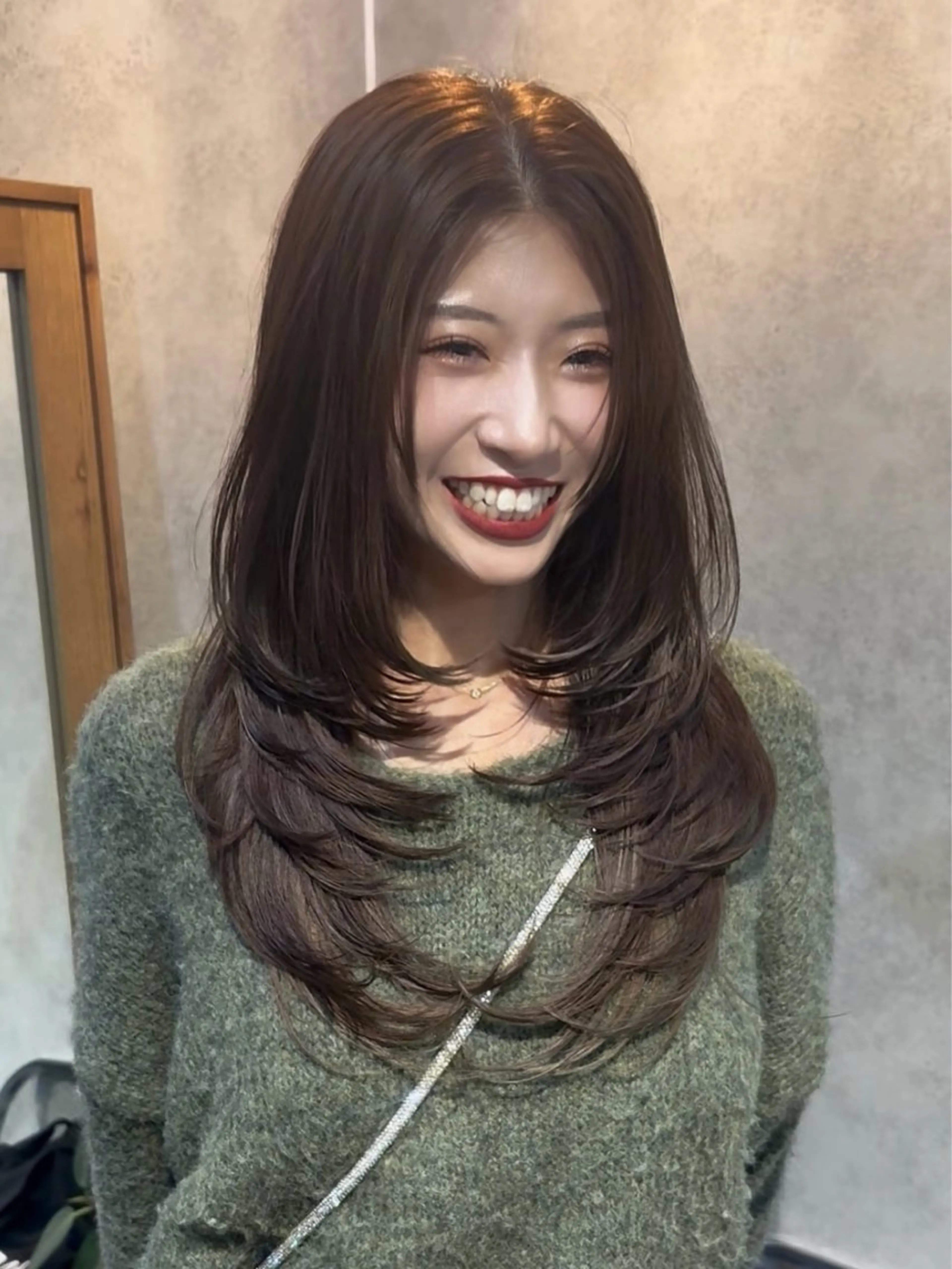 ロング ハッシュカット レイヤーカット カット ヘアカラー トリートメント 透明ベージュカラー/ たっぷりレイヤーのヘアスタイル
