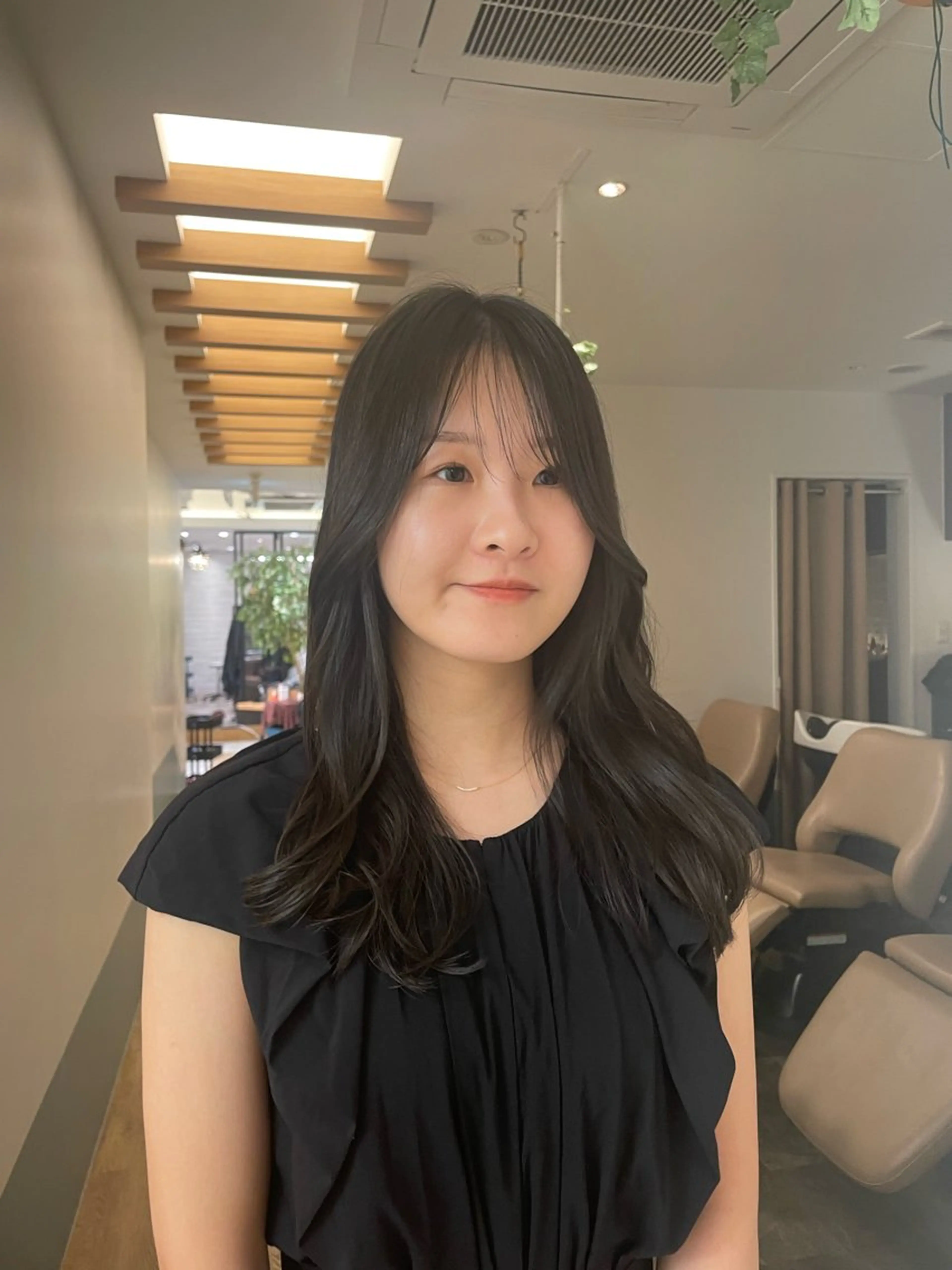 ロング カラー リカ/ハイトーン ・オリーブ🍀のヘアスタイル