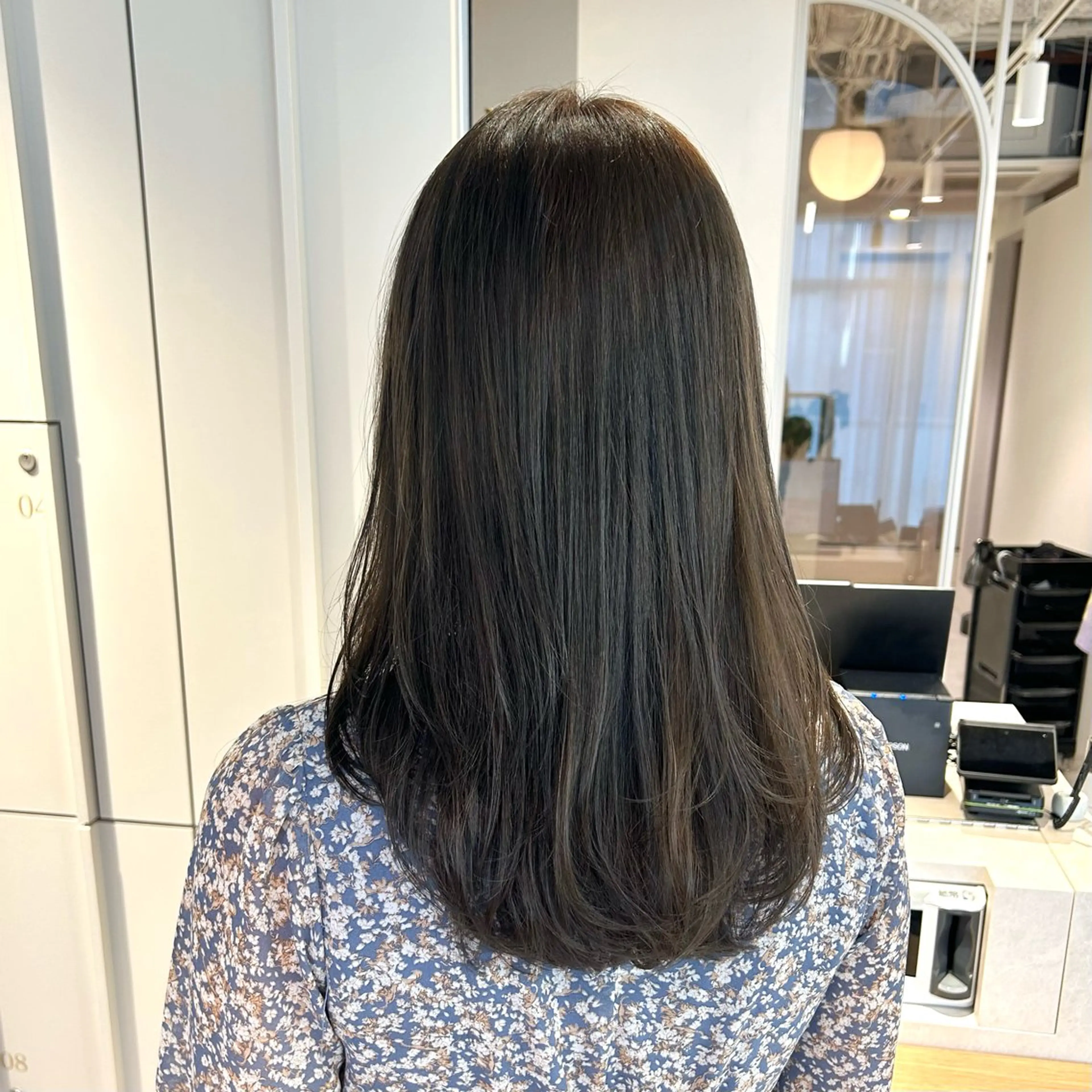 ミディアム カラー グレージュ オリーブグレージュ オリーブグレー レイヤーカット カット ヘアカラー トリートメント 若狭 愛梨のヘアスタイル