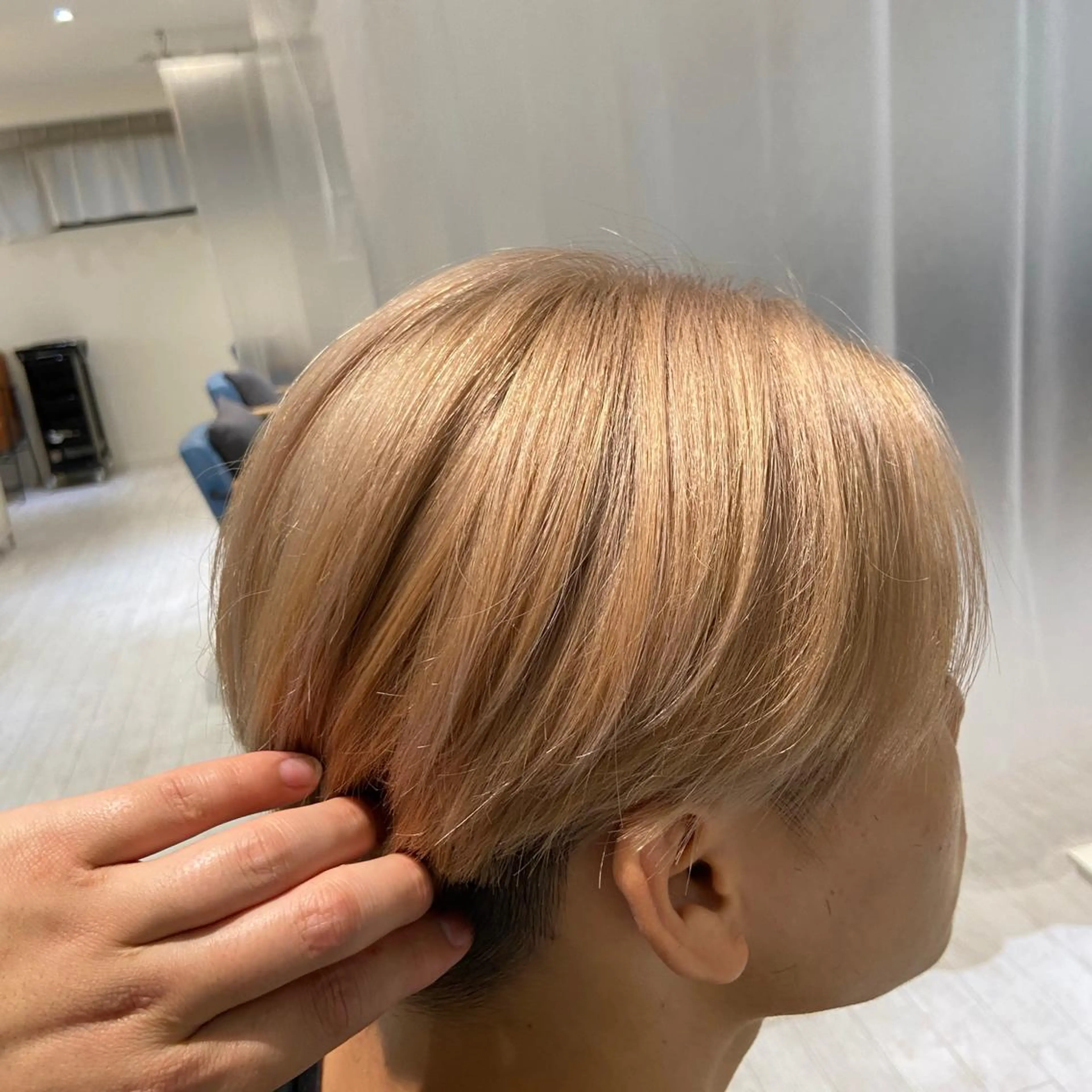 ショート AHNKISM所属・トレンドレイヤー/ 透明感カラーのヘアスタイル