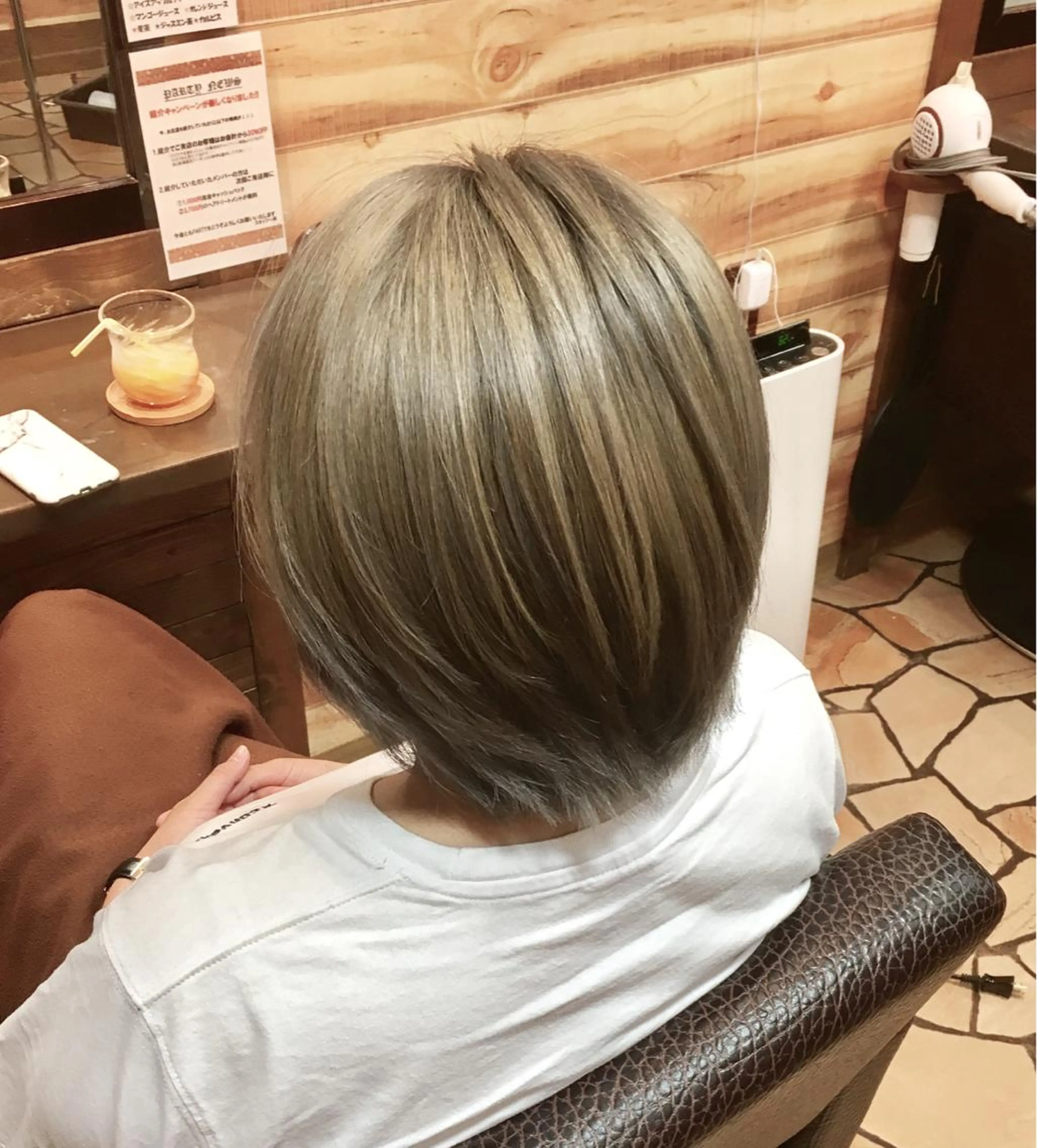 ショート カラー ベージュカラー ハイトーンカラー ハイトーンベージュ ショートカット パーマ石井のヘアスタイル