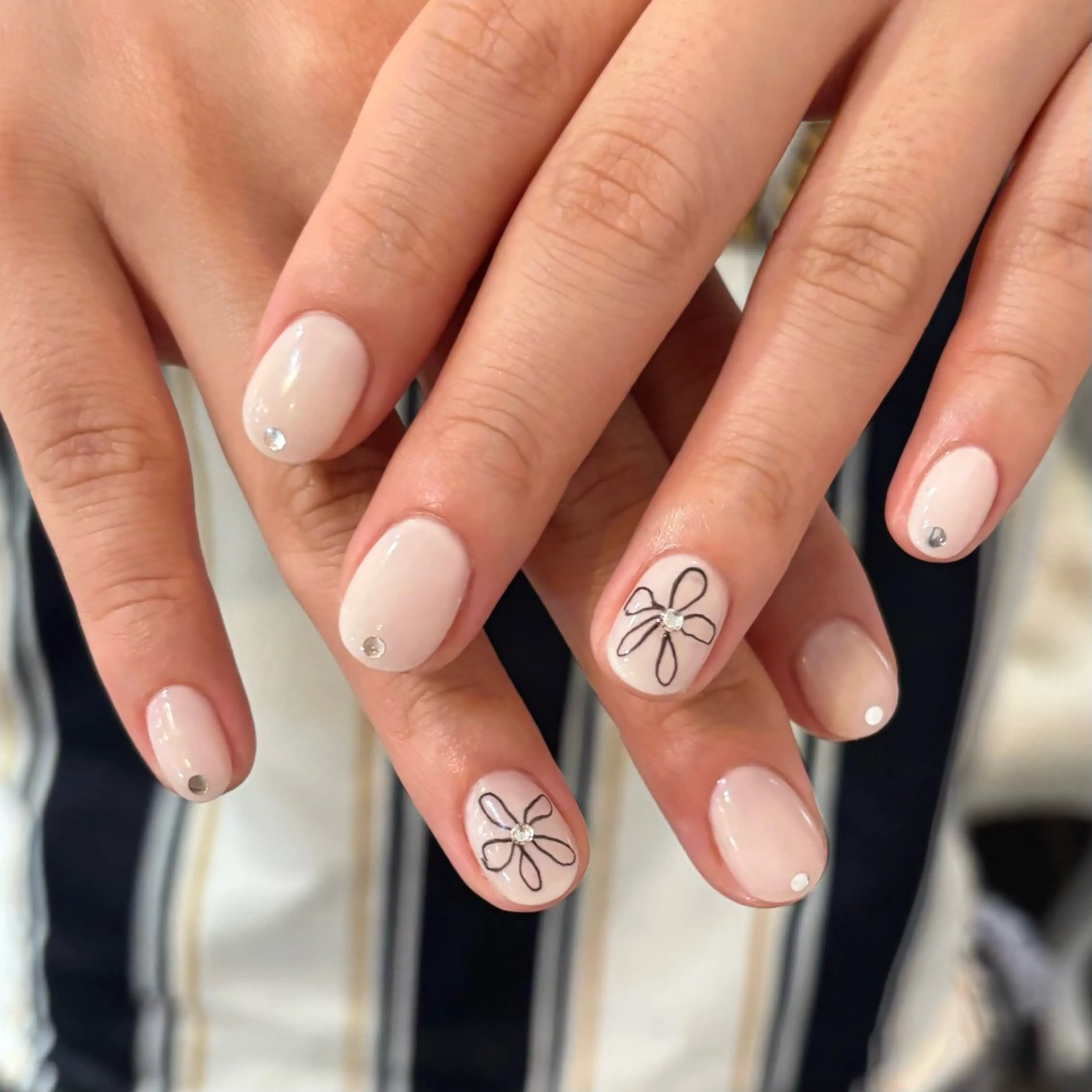 ネイル ハンドネイル ナカエ🐈‍⬛ ／relownailのネイルデザイン