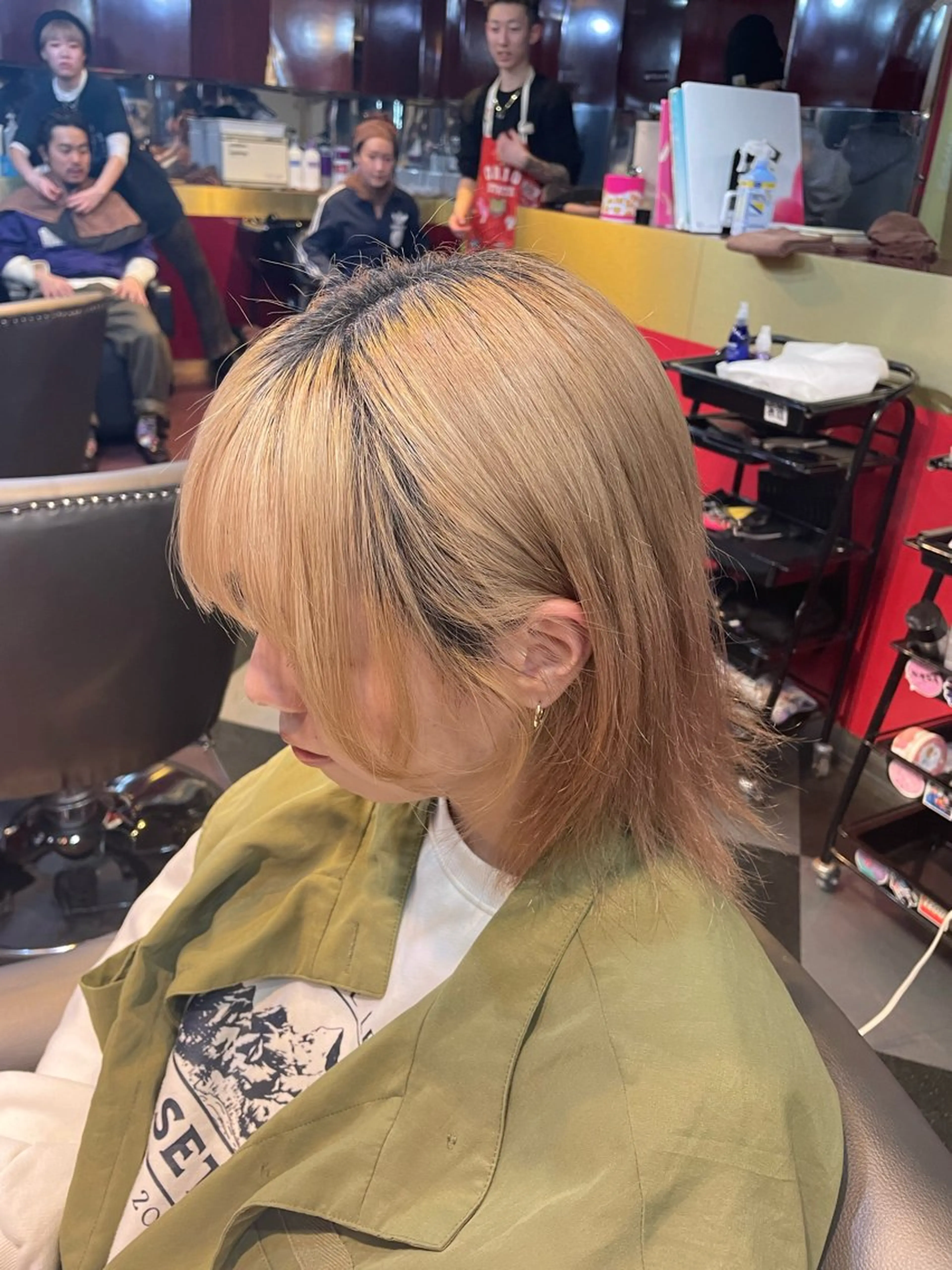 ミディアム レイヤーカット 👑派手髪/カット 👑ANRYのヘアスタイル