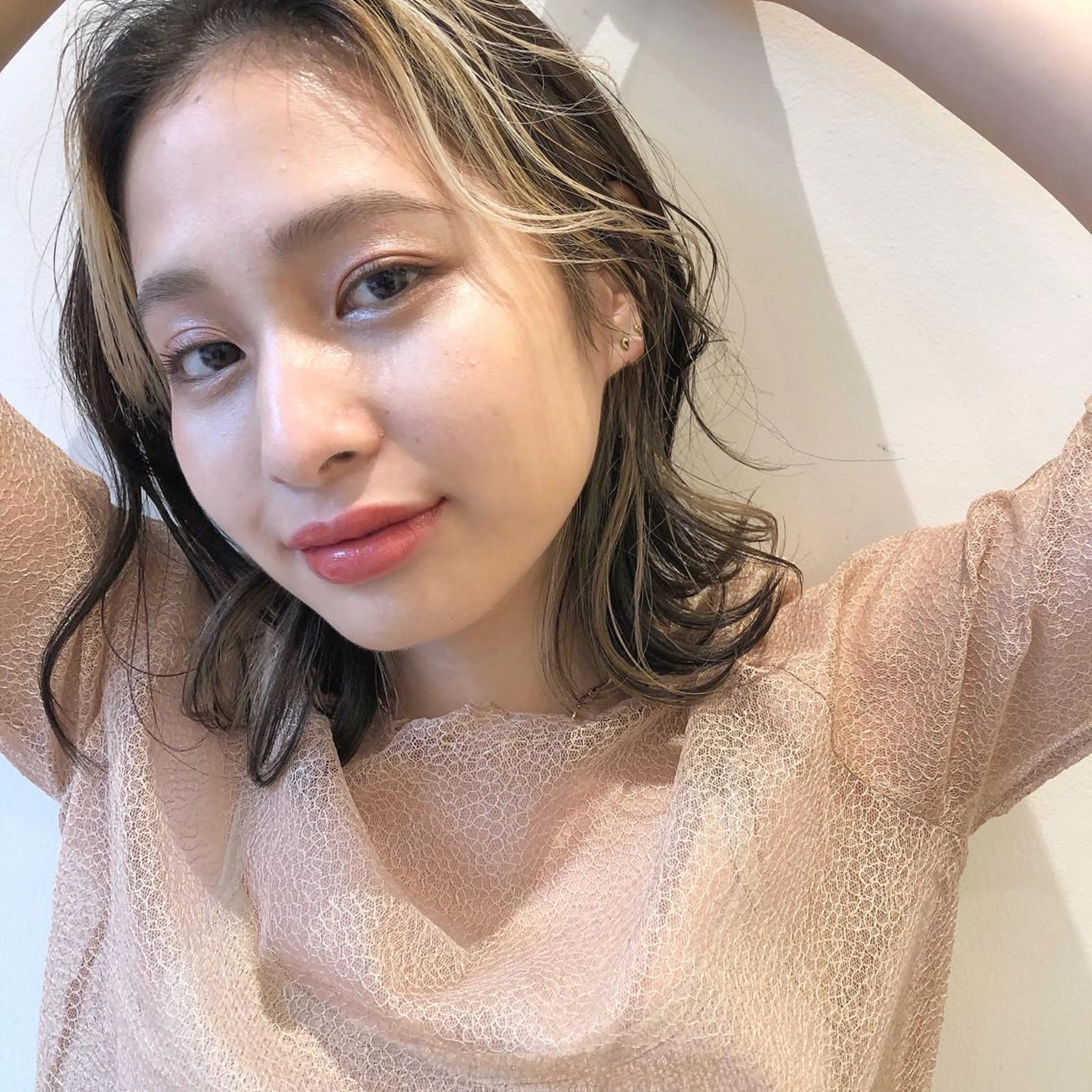 プレイングカラー🤍 細めハイライトのヘアスタイル