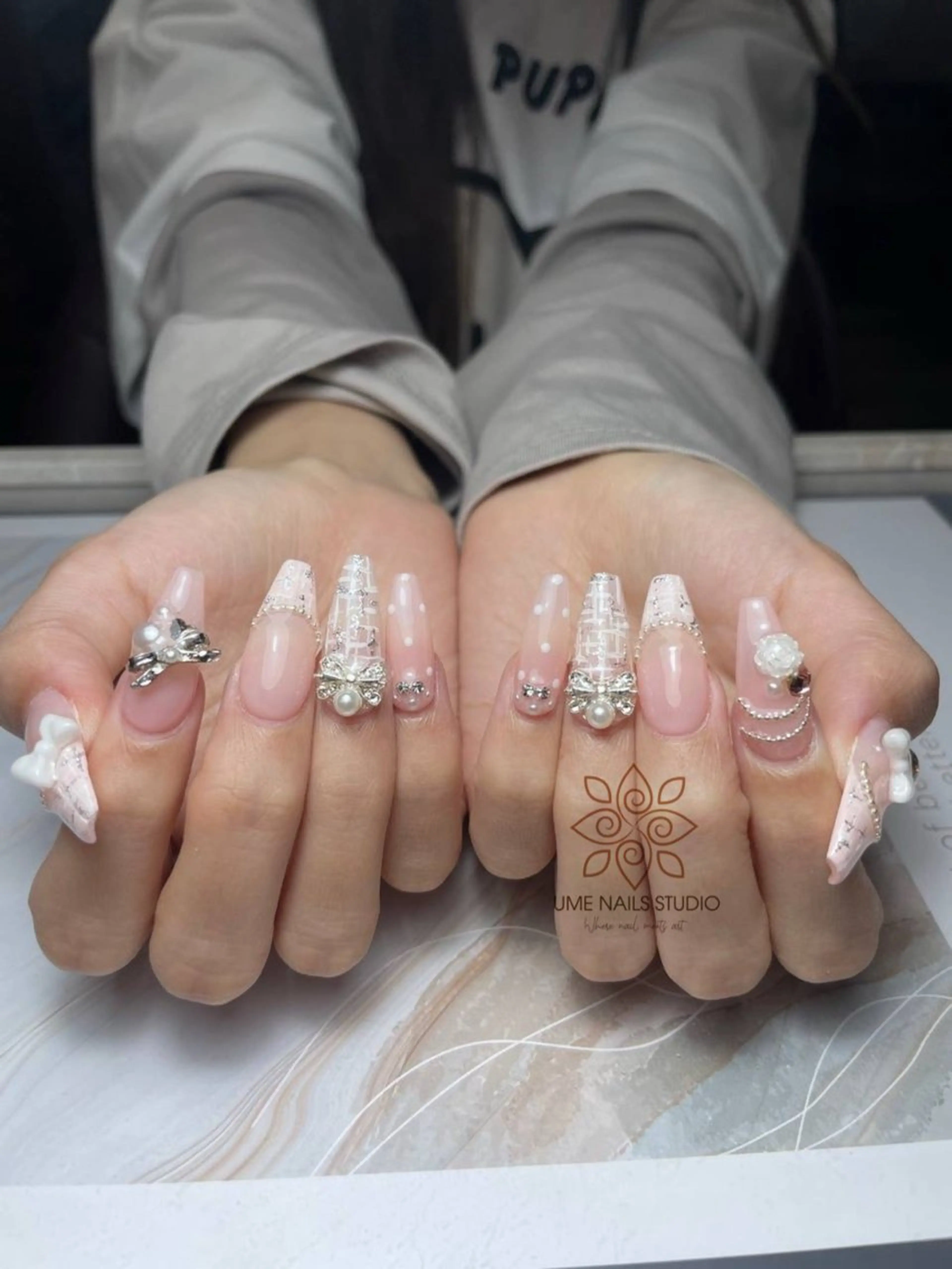 ネイル チークネイル クリアネイル ガーリー キラキラネイル 韓国ネイル ハンドネイル Ume Nail Studioのネイルデザイン