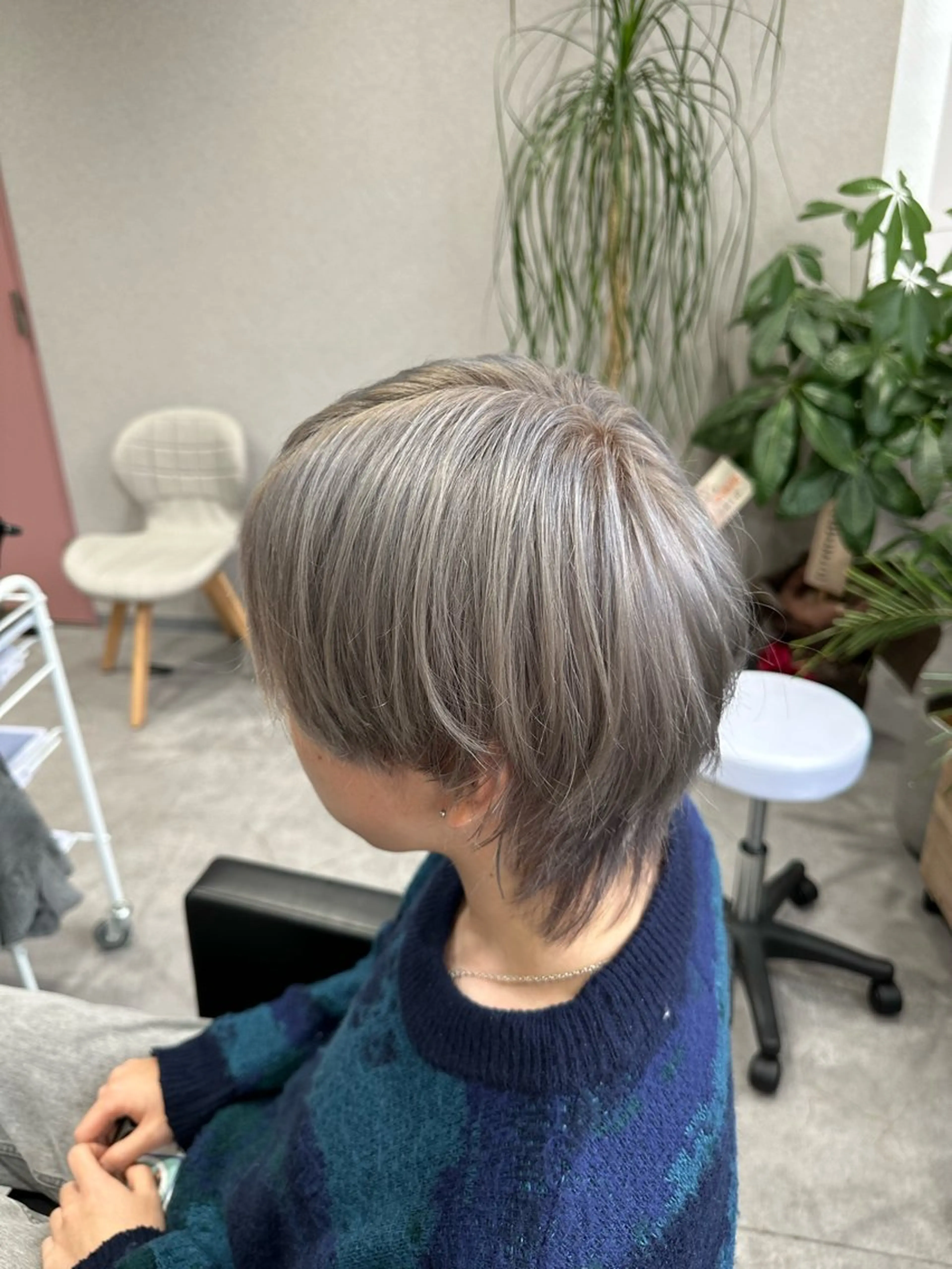 ミディアム カラー メンズ メンズハイトーン グレージュ ハイトーンカラー シルバー ヘアカラー ヘアセット BTECHbyZen山科所属・白石 海斗のヘアスタイル