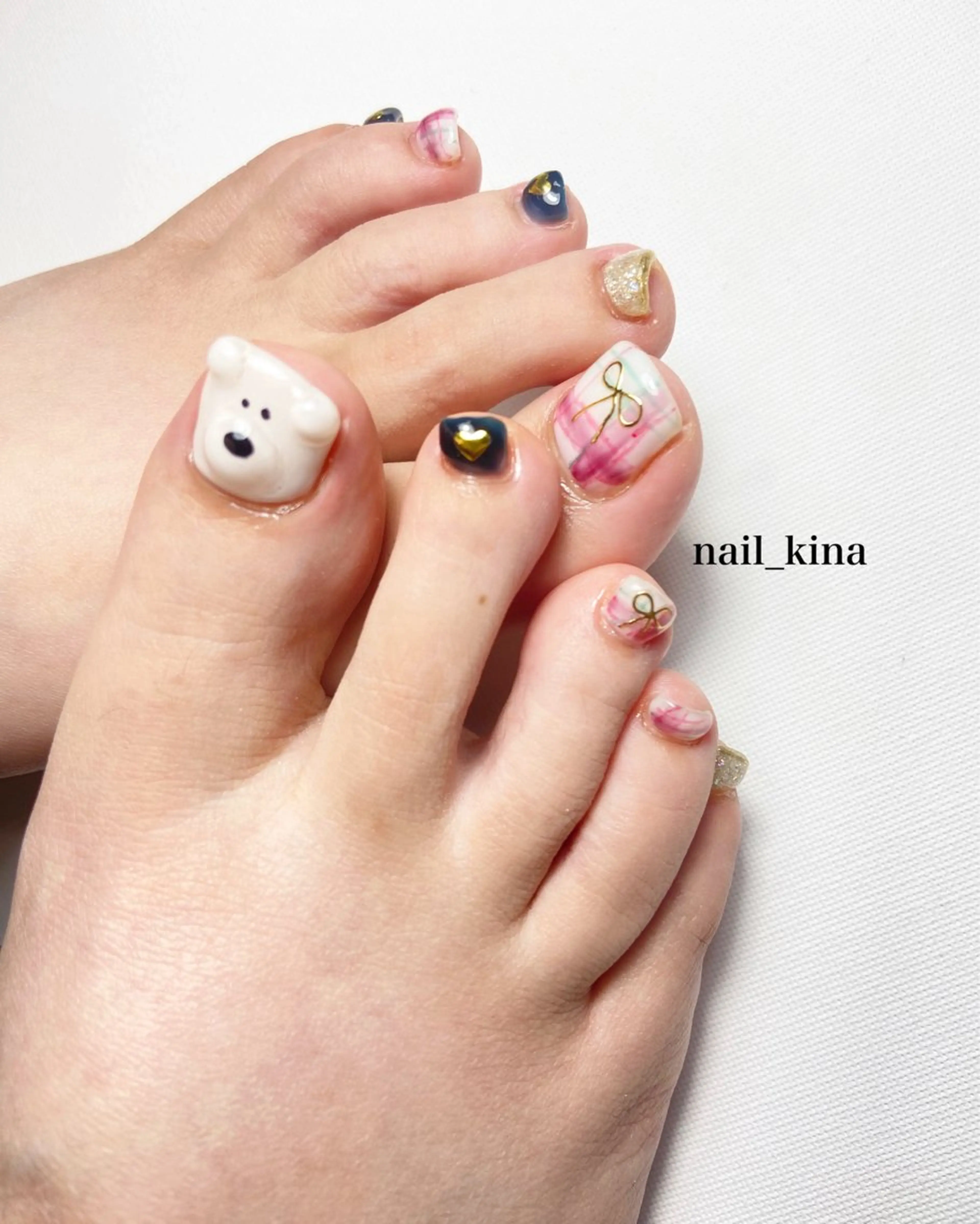 ネイル フットネイル ぷっくりネイル 冬ネイル クリスマス フットネイル nail_ kinaのネイルデザイン