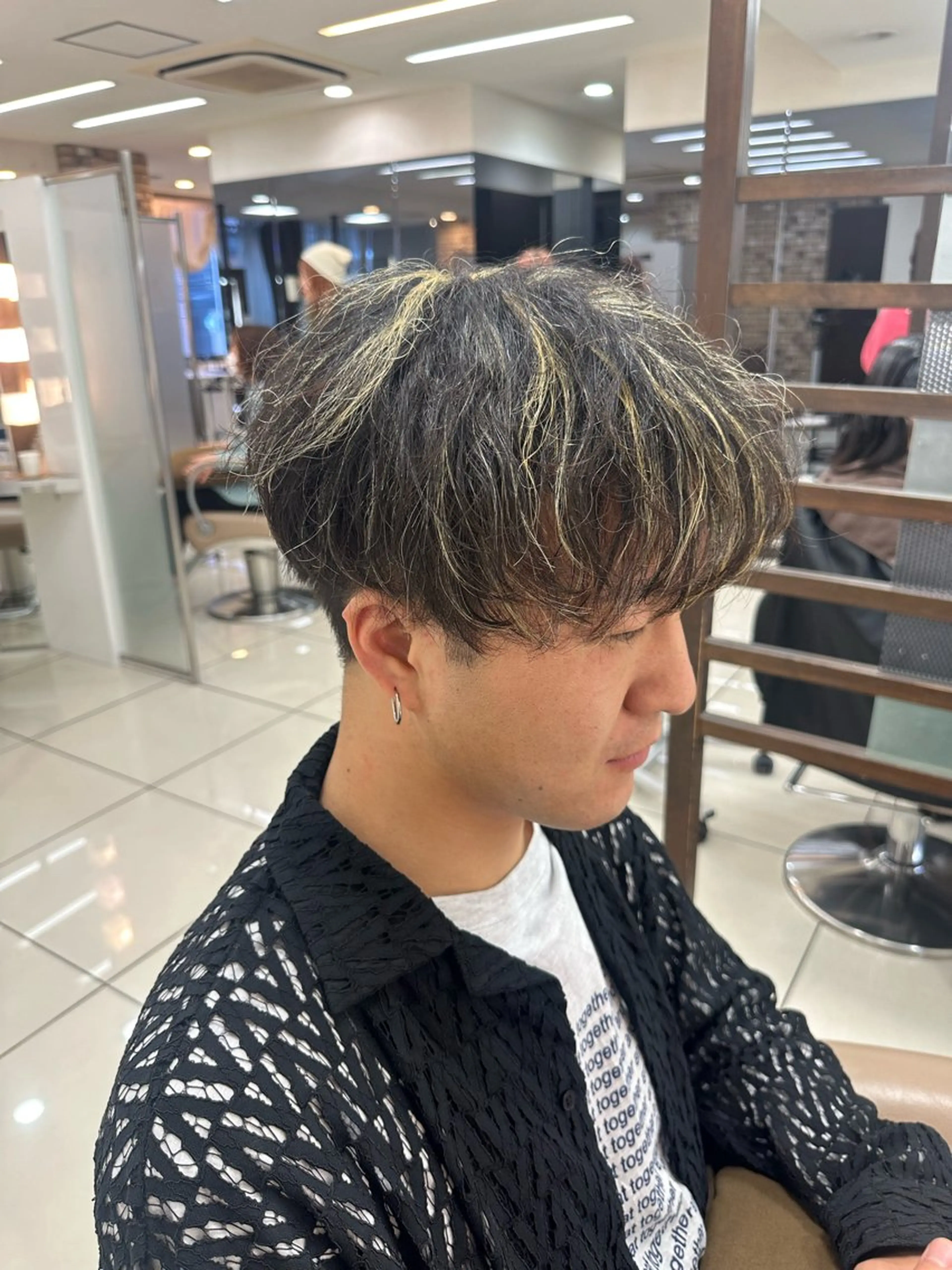 メンズ カット ヘアカラー ラウンドマッシュシャ ドウニュアンスパーマのヘアスタイル