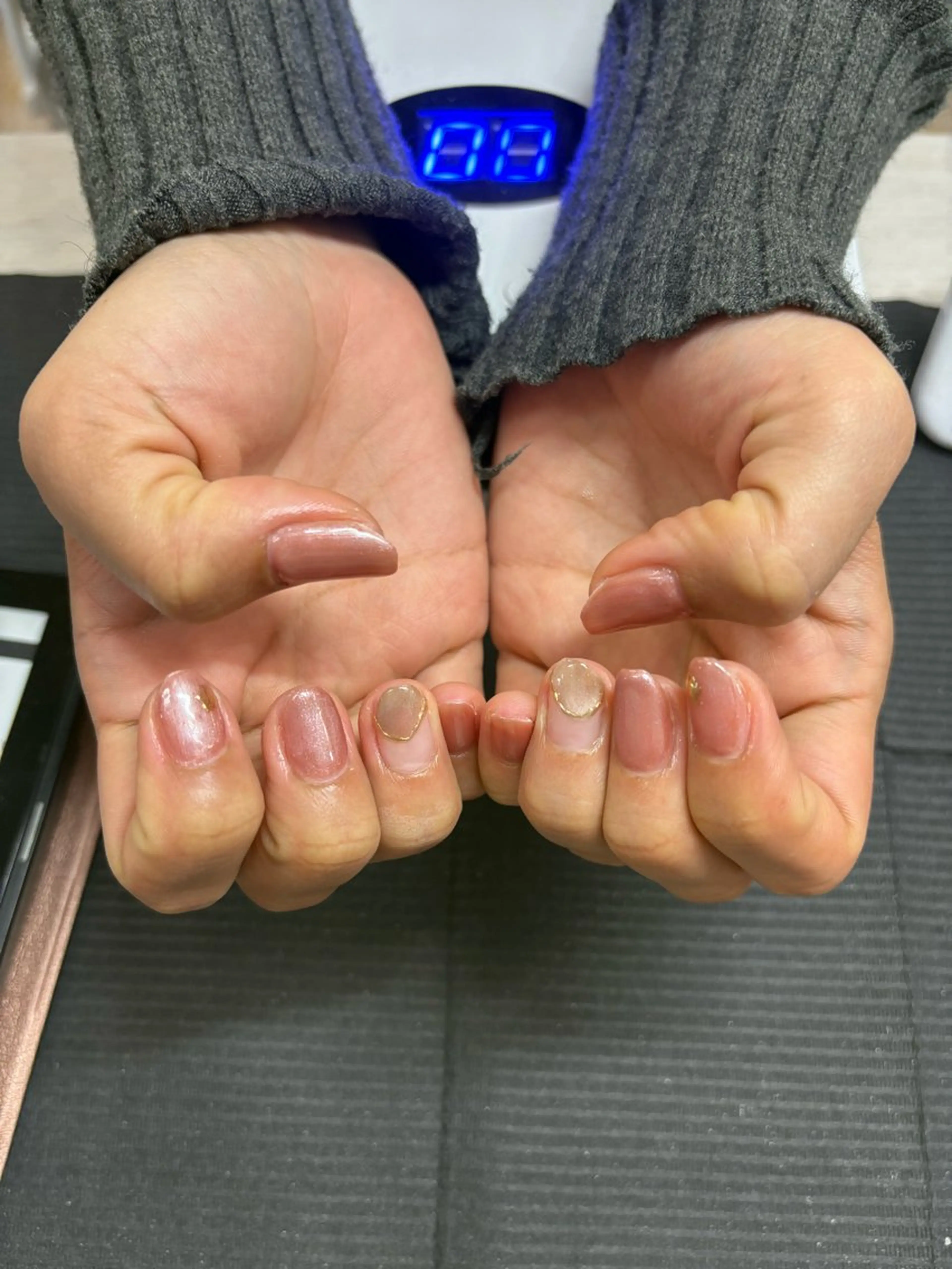 ネイル ゴールド マグネットネイル ミラーネイル TRU NAIL&EYE 本厚木店所属・TRU ヒナのネイルデザイン