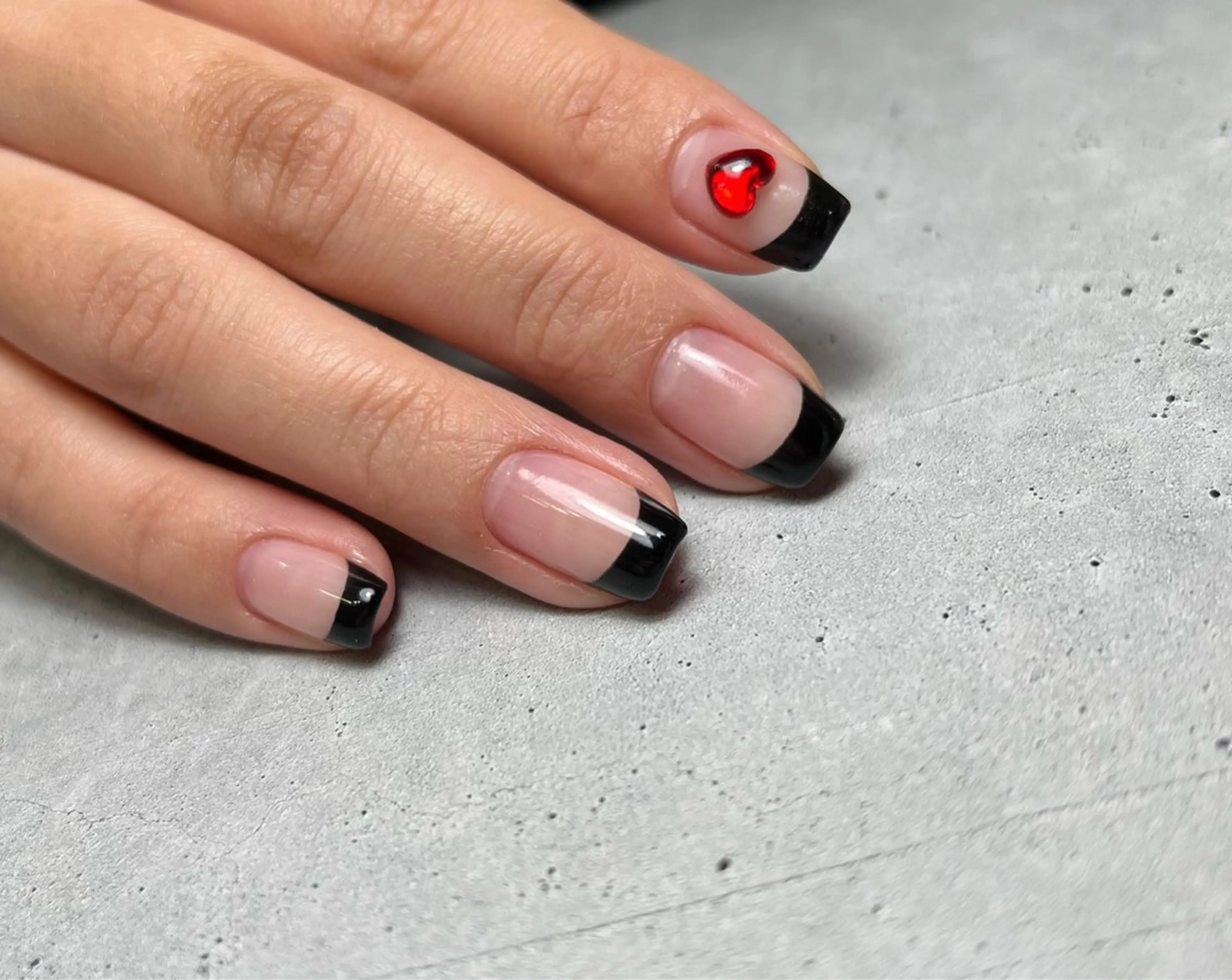 ネイル クリアネイル フレンチネイル ハート ハンドネイル niau nail.所属・niau nail mgmのネイルデザイン