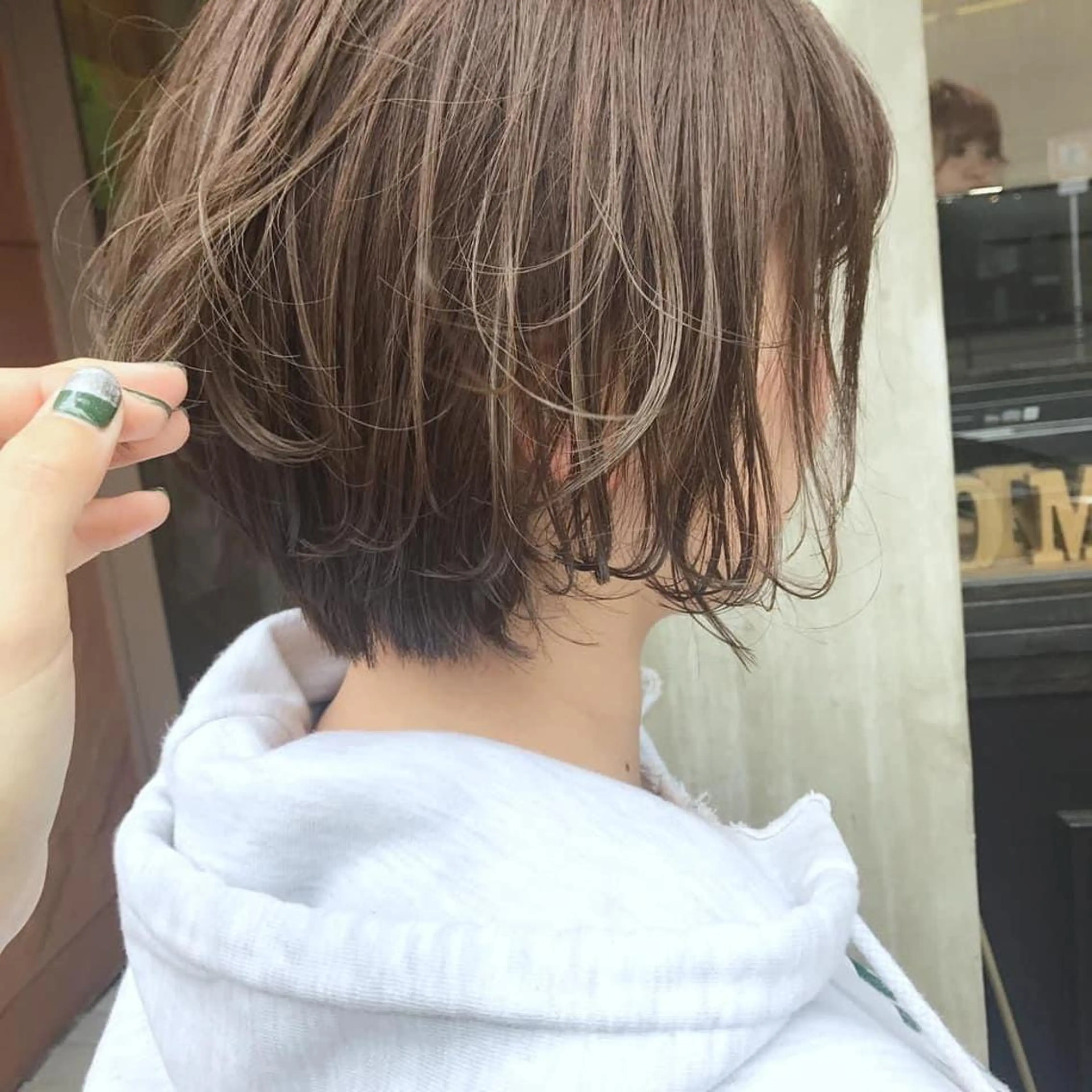 ショート カラー ベージュカラー 透明感カラー ブリーチなしカラー/ 顔周りレイヤーカットのヘアスタイル