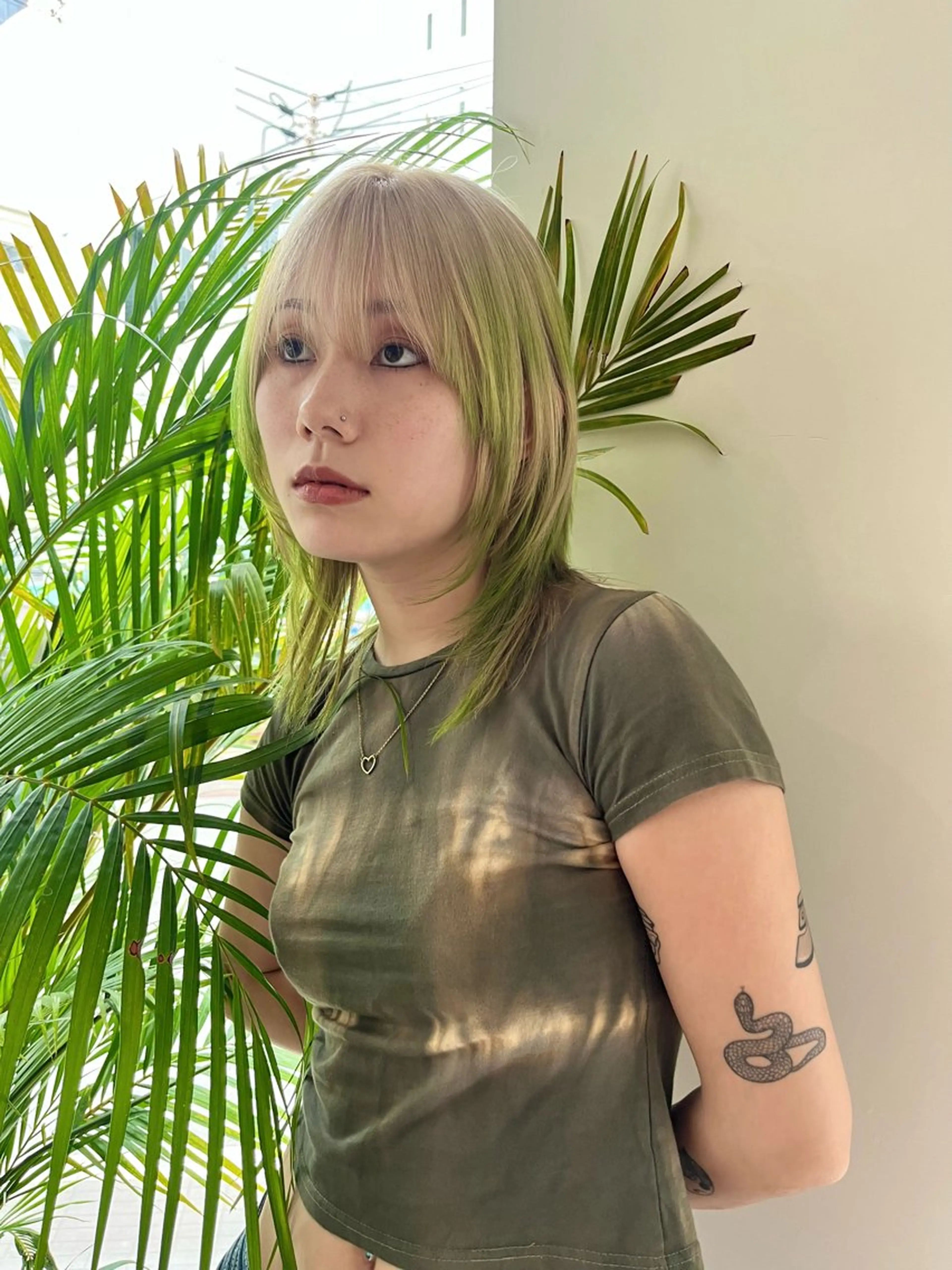 ミディアム カラー ベージュカラー デザインカラー ハイトーンカラー ホワイトベージュ レイヤーカット カット ヘアカラー トリートメント 桃果 momokaのヘアスタイル