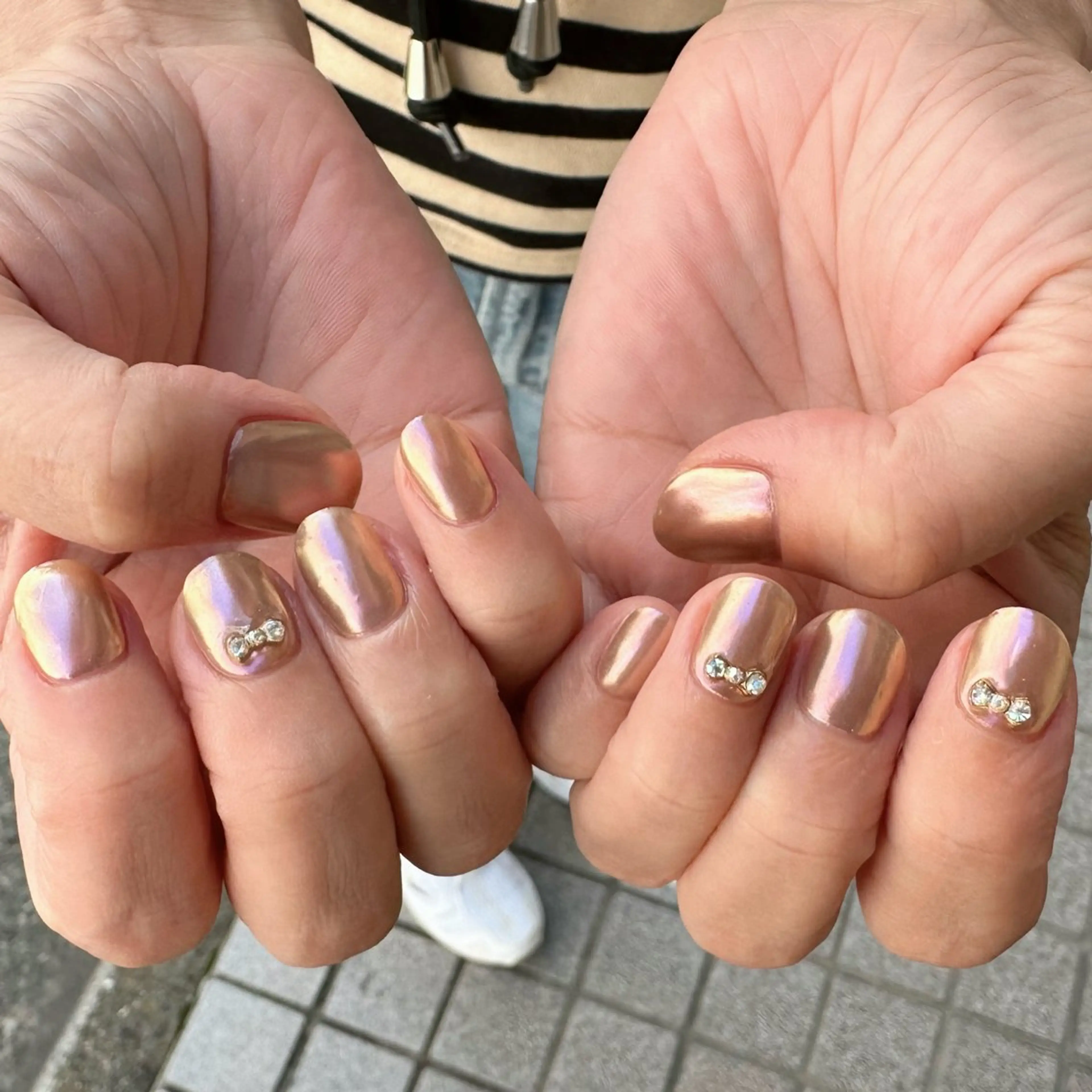 ネイル ミラーネイル リボン erinca nail所属・圦本 有紀のネイルデザイン