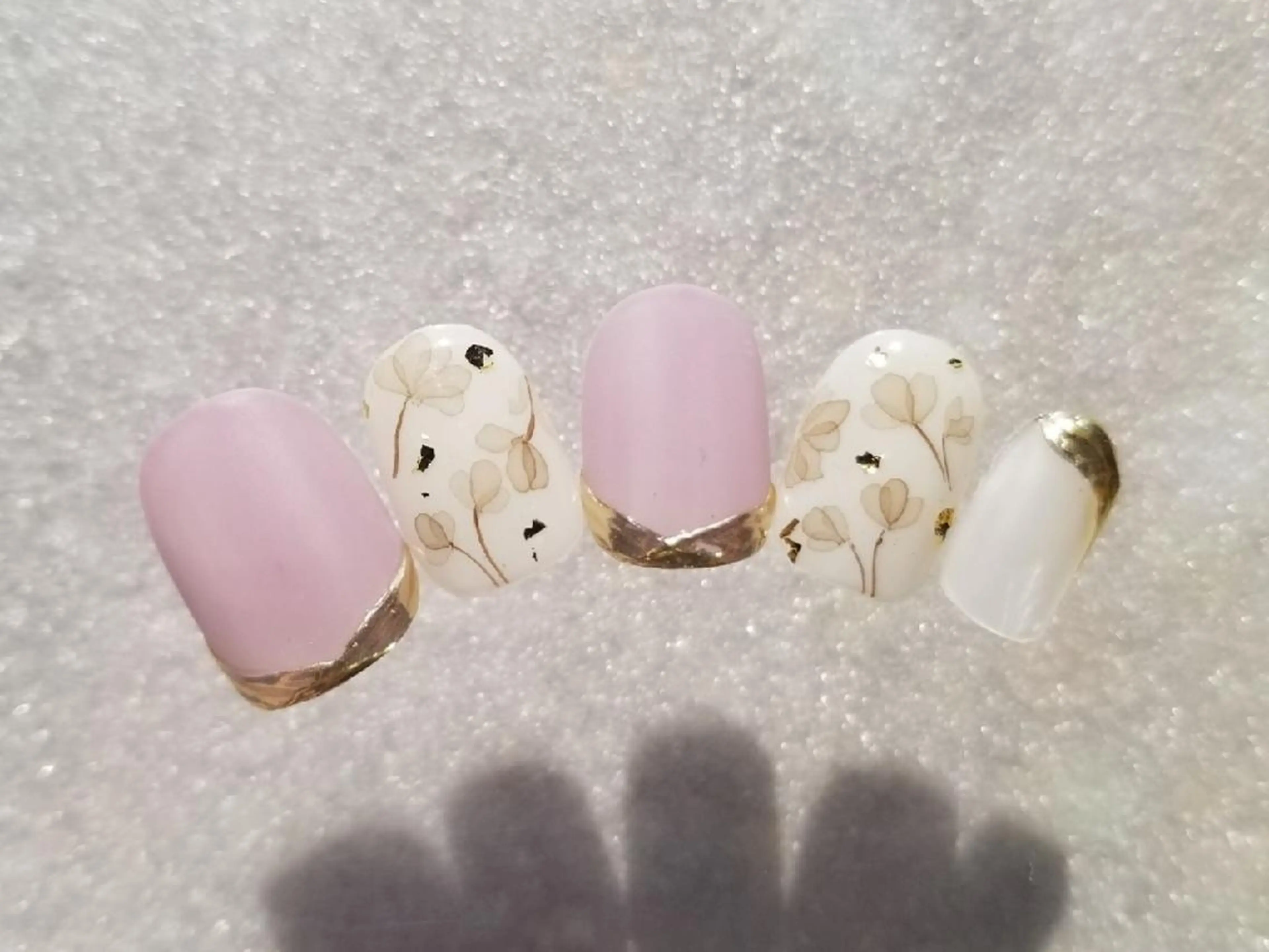 ショート ネイル ブラウン フラワーネイル オフィスネイル 吉祥寺🌟 ネイルフロンティアのネイルデザイン