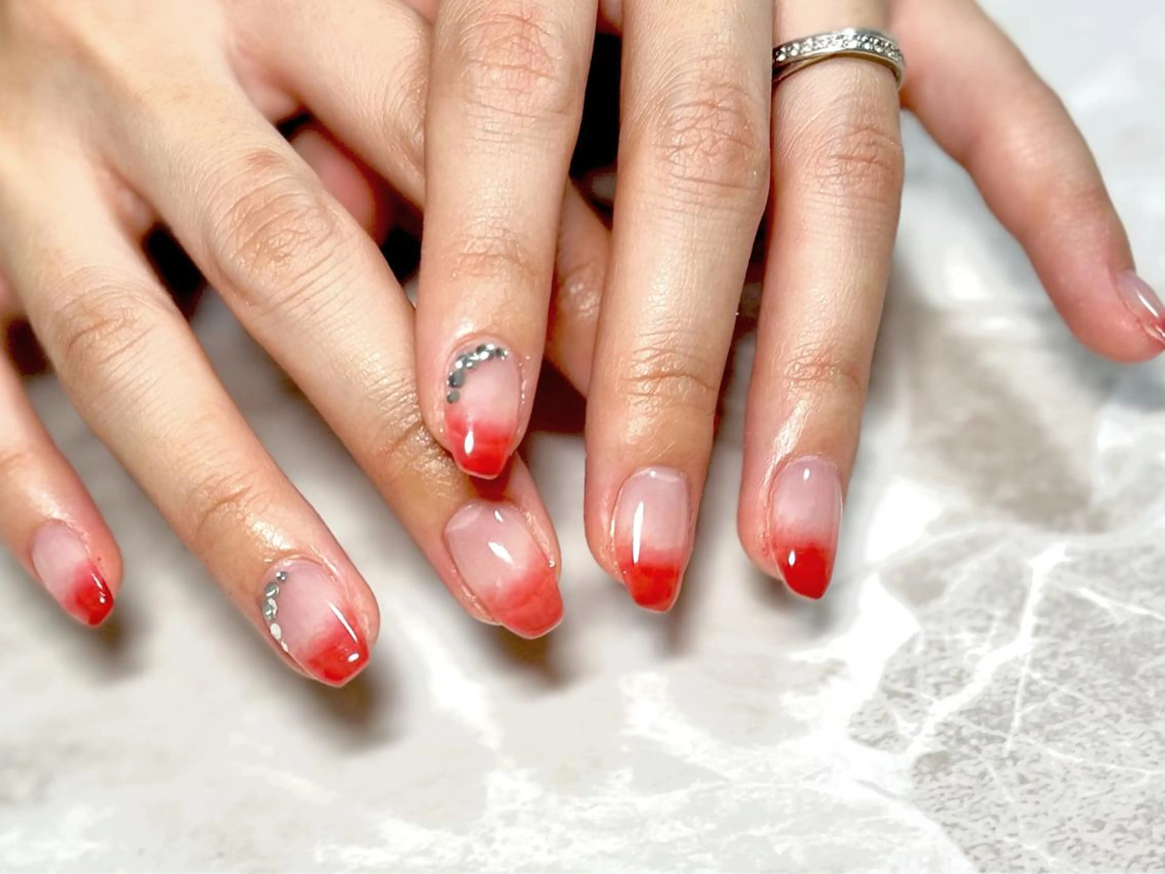 ネイル フットネイル ニュアンスネイル 赤色 シンプルネイル 春ネイル ネイル フフラ所属・nail fufla ♡yamane♡のネイルデザイン
