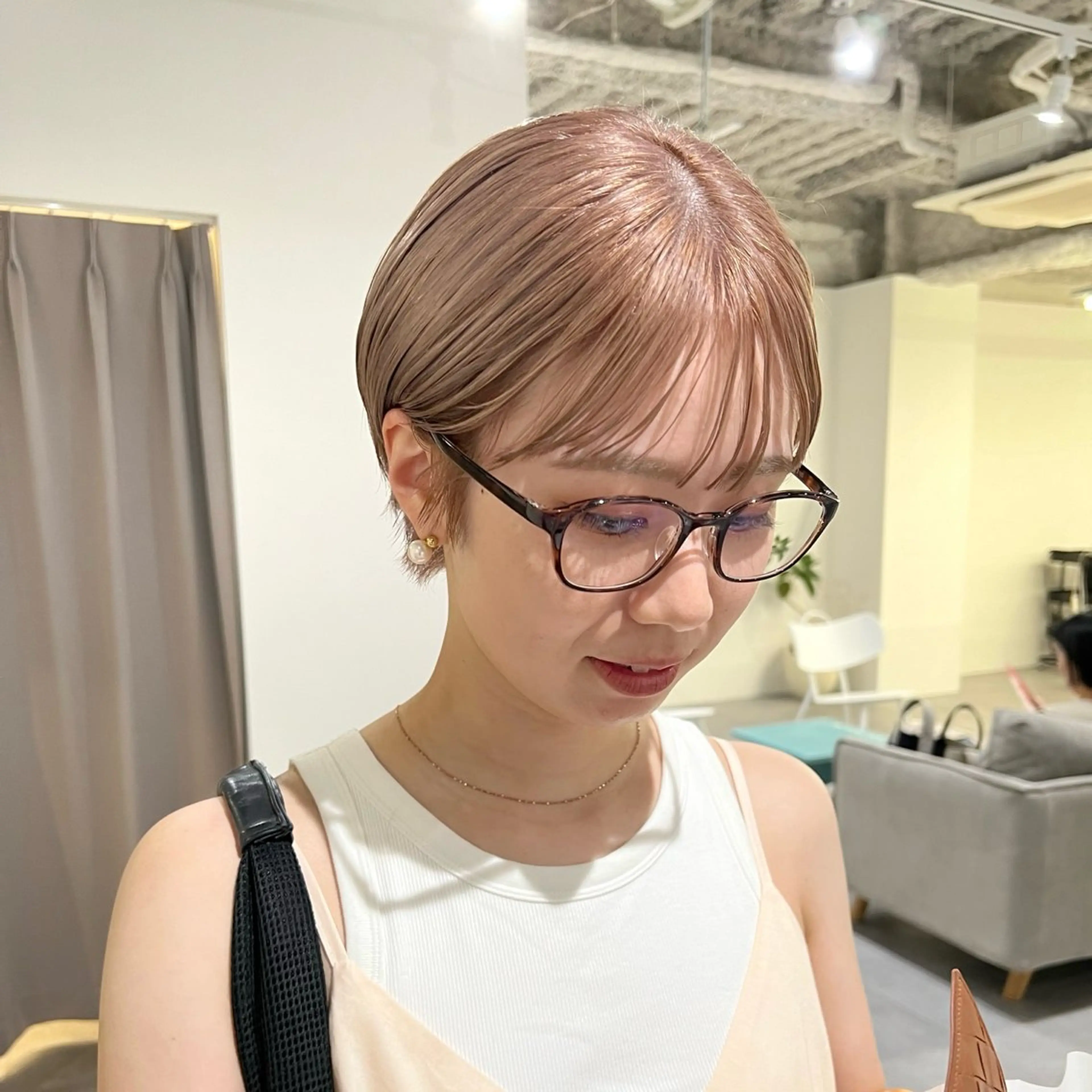 ショート カラー ショートボブ ベージュカラー ブリーチ ハイトーンカラー ミルクティーベージュ knowhow京都所属・三宅 昌太のヘアスタイル