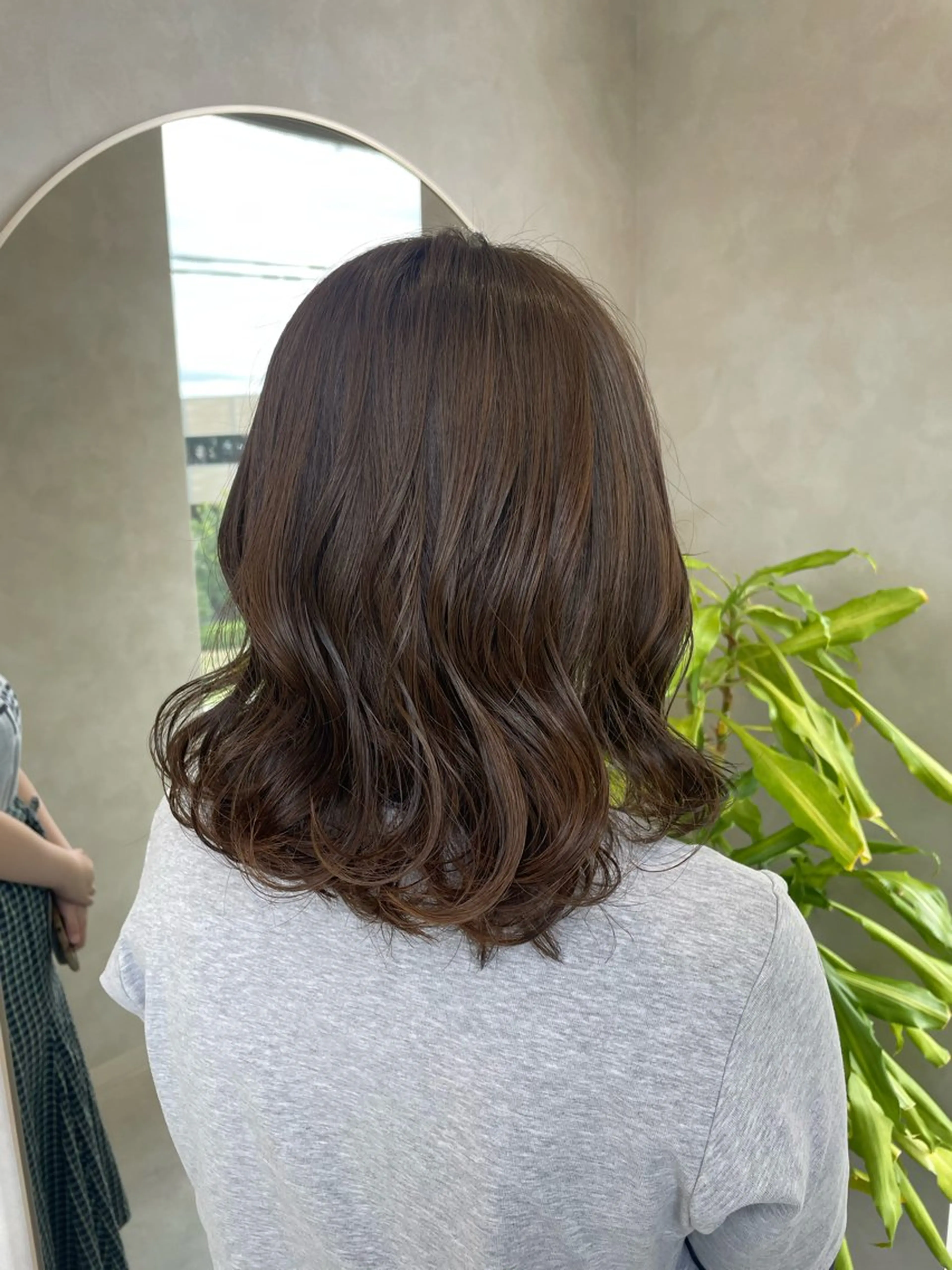 ミディアム カラー ブリーチ ダブルカラー グレージュ ミルクティーグレージュ ブリーチなしカラー Eleanor Ayaのヘアスタイル