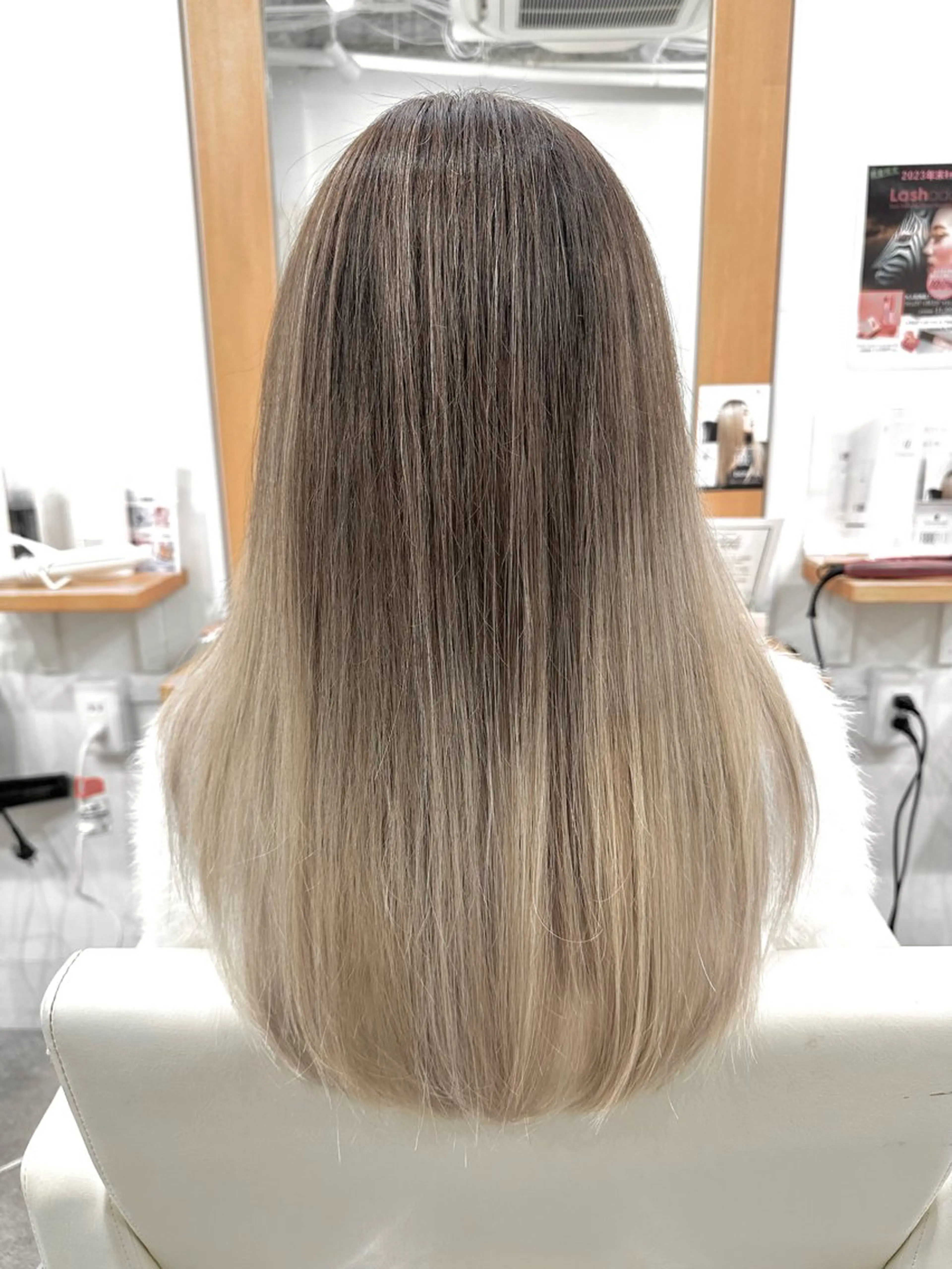 ロング カラー ヘアアレンジ バレイヤージュ ベージュカラー ミルクティーベージュ レイヤーカット SALOWIN京都河原町Suite店所属・外国人風レイヤー/ ハイトーンSHUのヘアスタイル