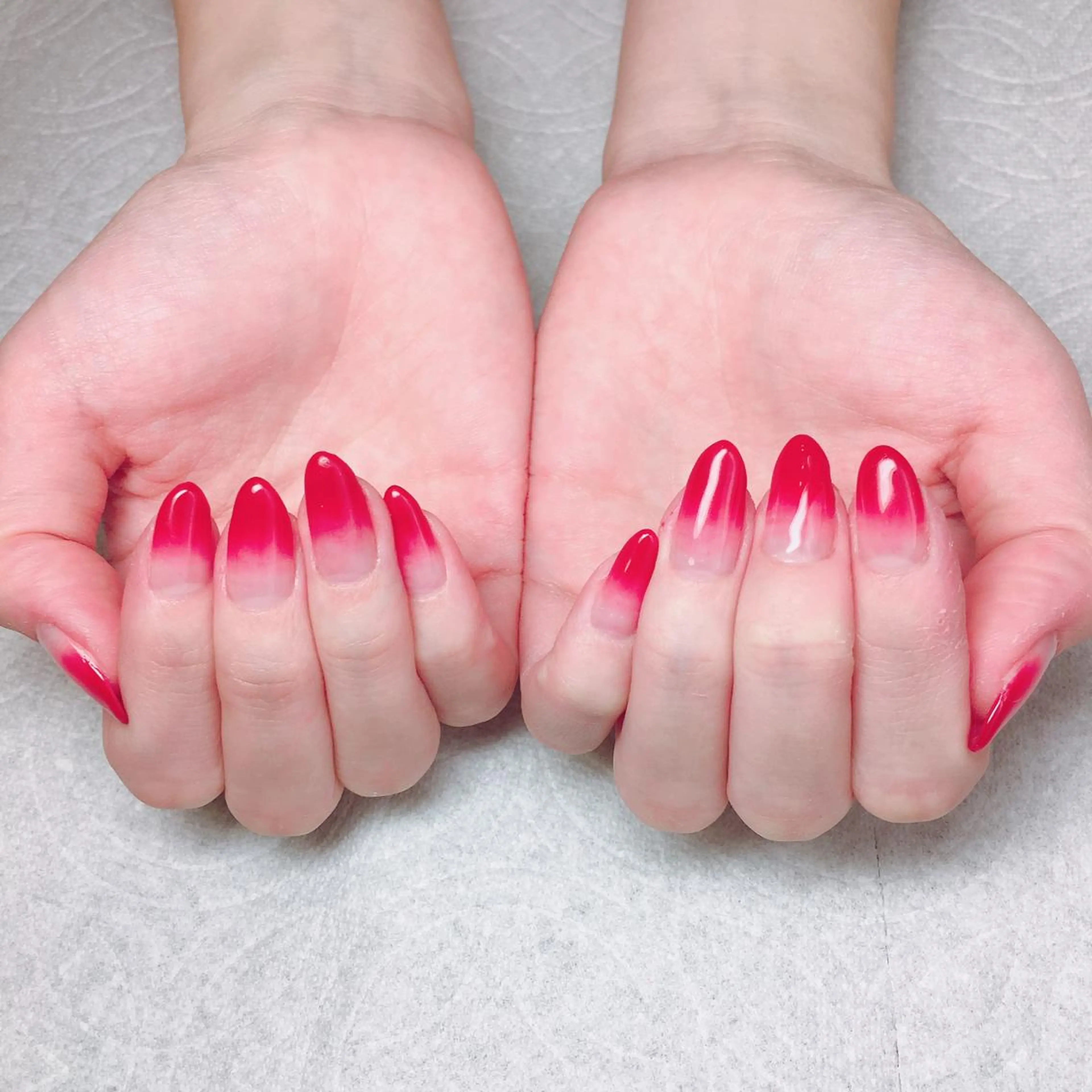 ネイル グラデーション 赤色 ハンドネイル THECOLORS所属・近貞 莉奈のネイルデザイン