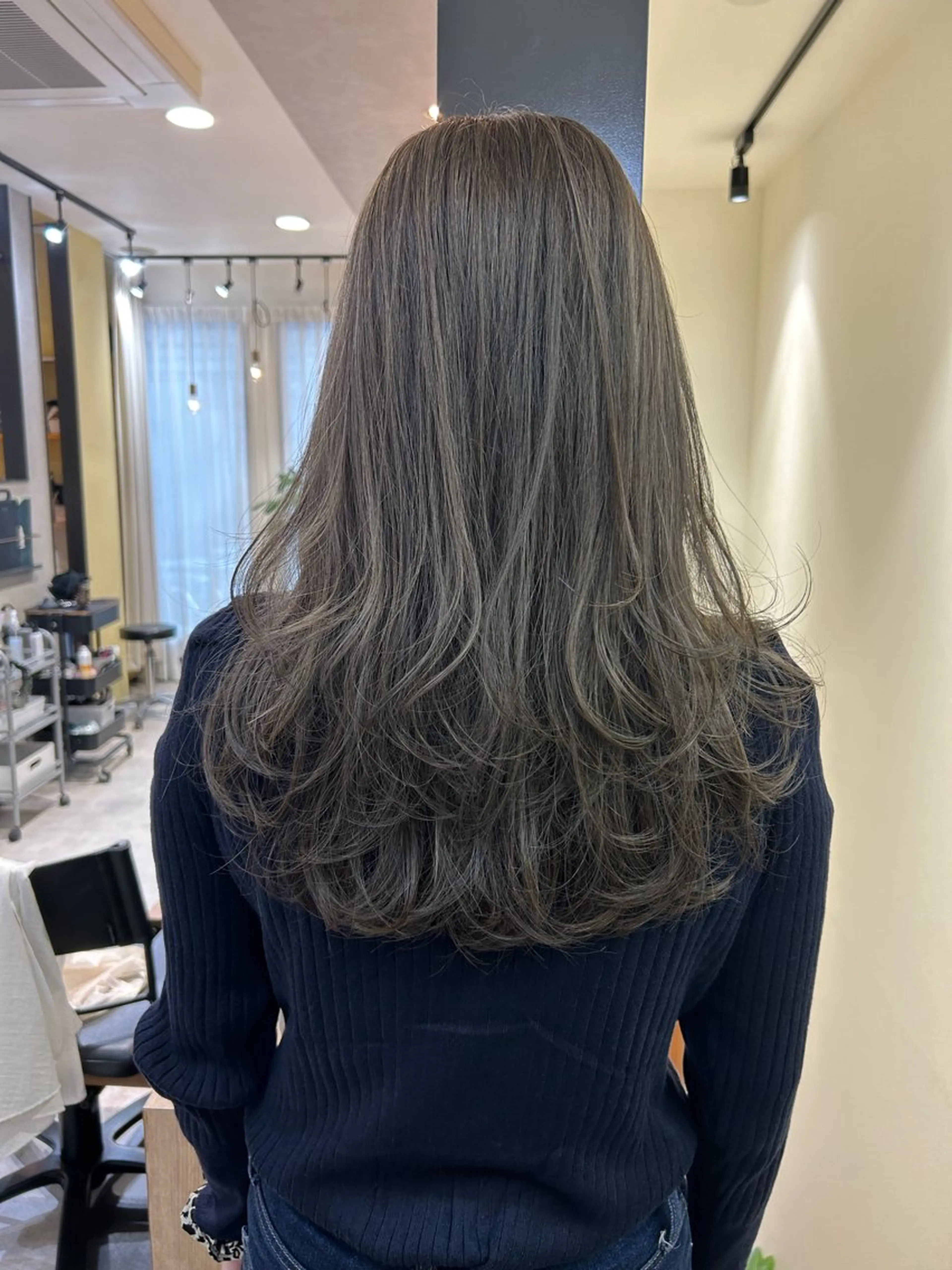 ロング カラー グレージュ ハイライトカラー オリーブグレージュ オリーブグレー ハイライト カット ヘアカラー トリートメント hub hair レイヤー/透明感のヘアスタイル