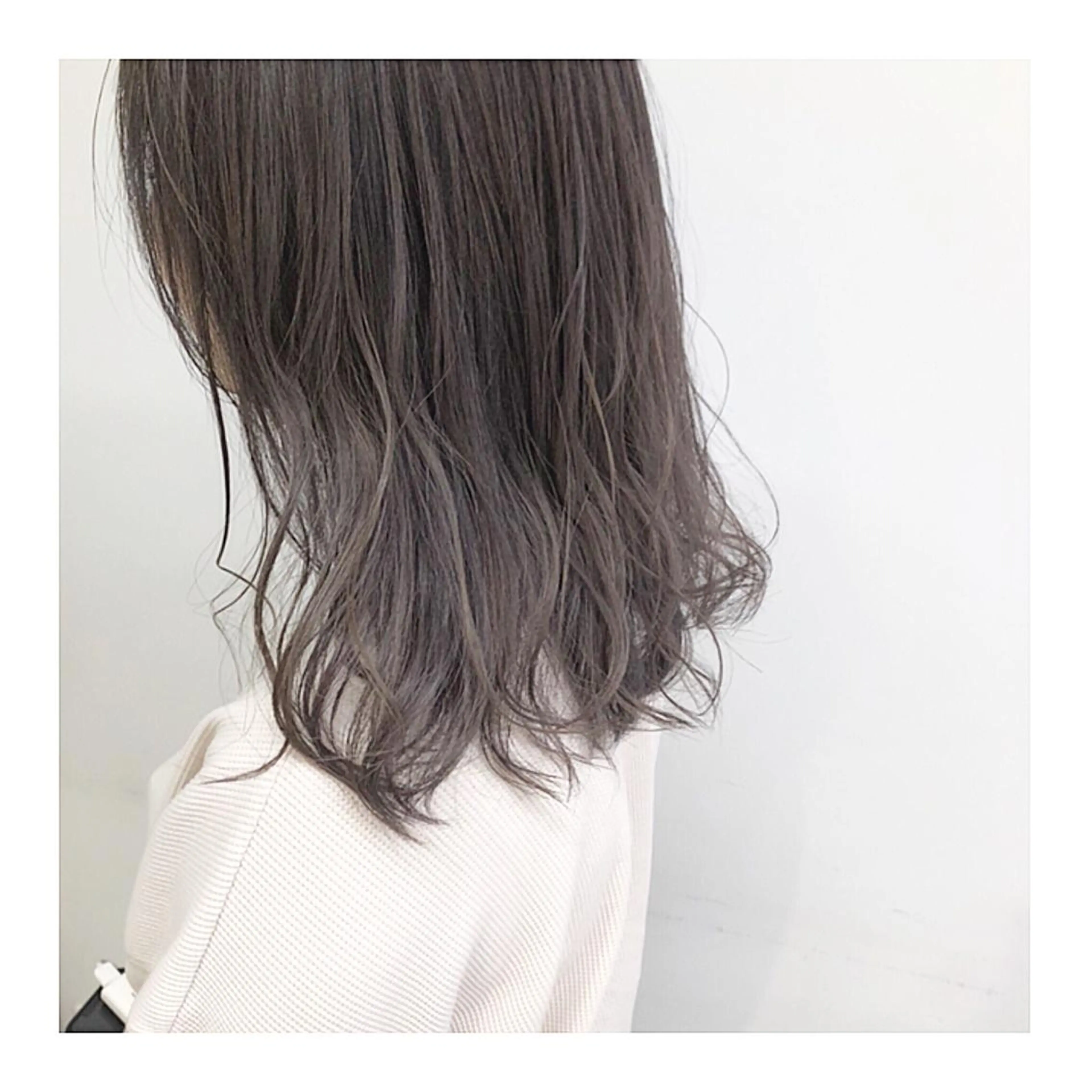 ミディアム カラー ブリーチ グラデーションカラー グレージュ シルバー シルバーグレージュ カット ヘアカラー ハイトーン特化🌟 仲川和人のヘアスタイル