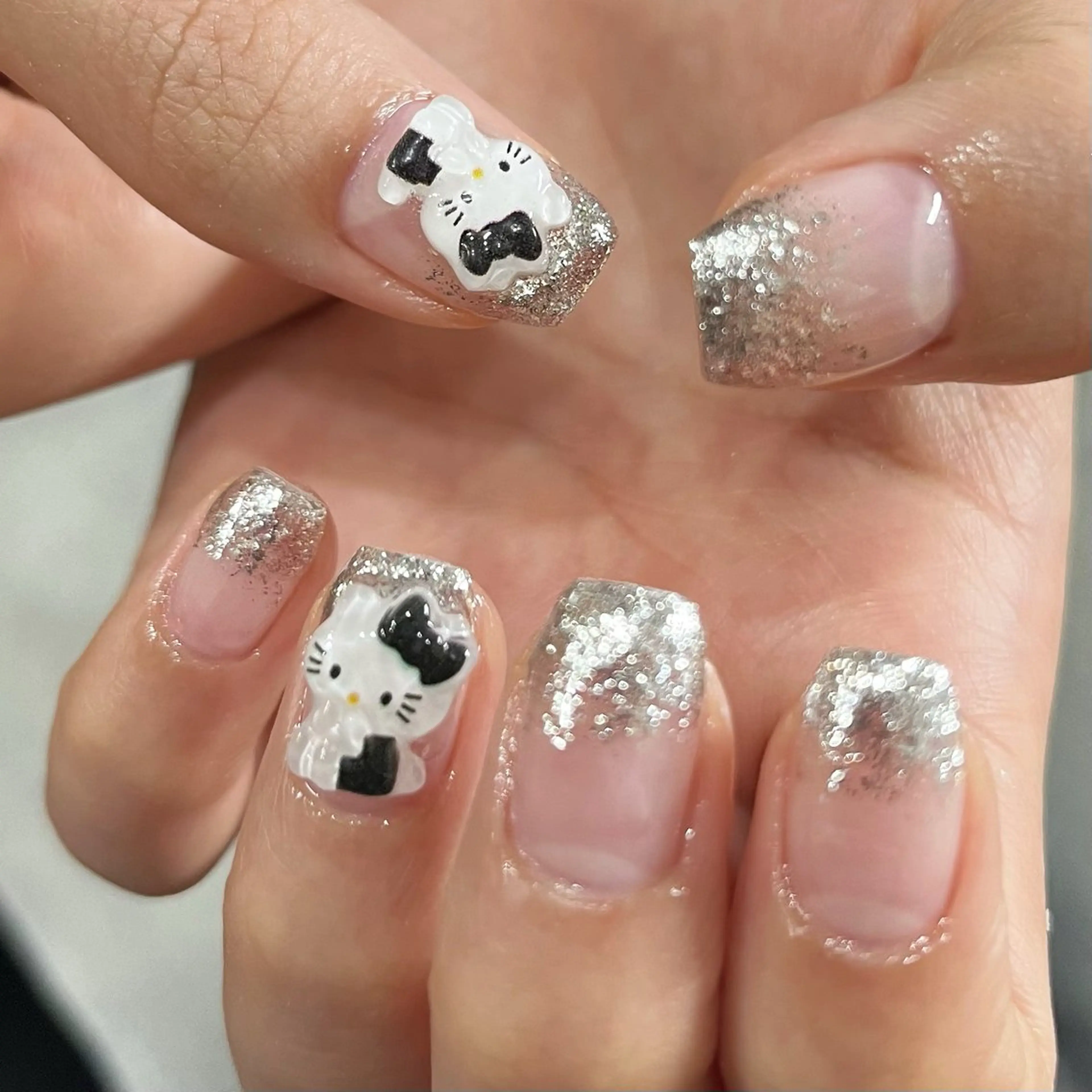 ネイル グラデーション ラメ(グリッター) ラメグラデーション シルバー シンプルネイル ハンドネイル ハンドケア 🎀NAIL🎀 AI🪄︎︎◝✩のネイルデザイン