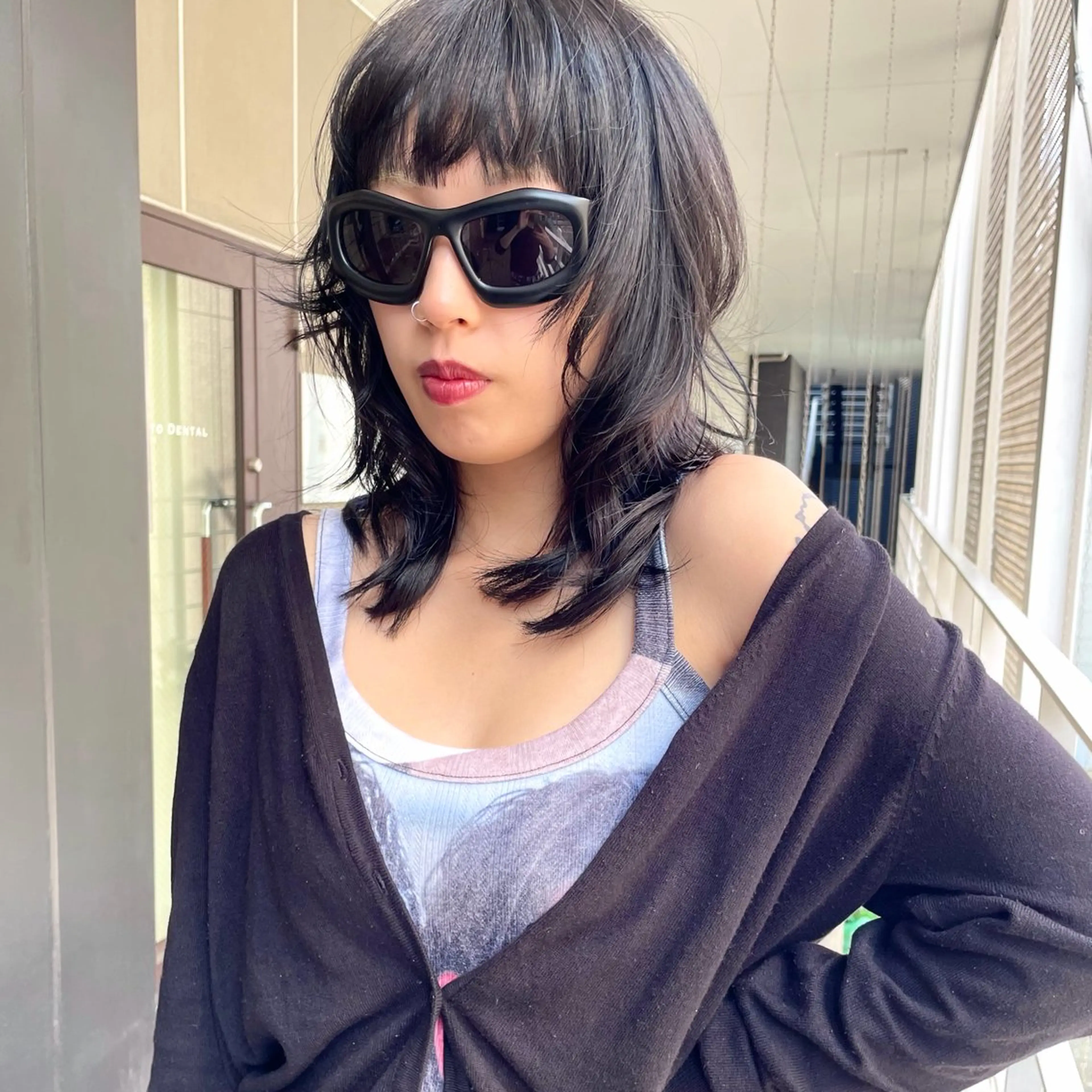 ミディアム カラー ヘアアレンジ ミディアムレイヤー レイヤーカット mika｜ブルーカラ ー｜ハイトーンカラーのヘアスタイル