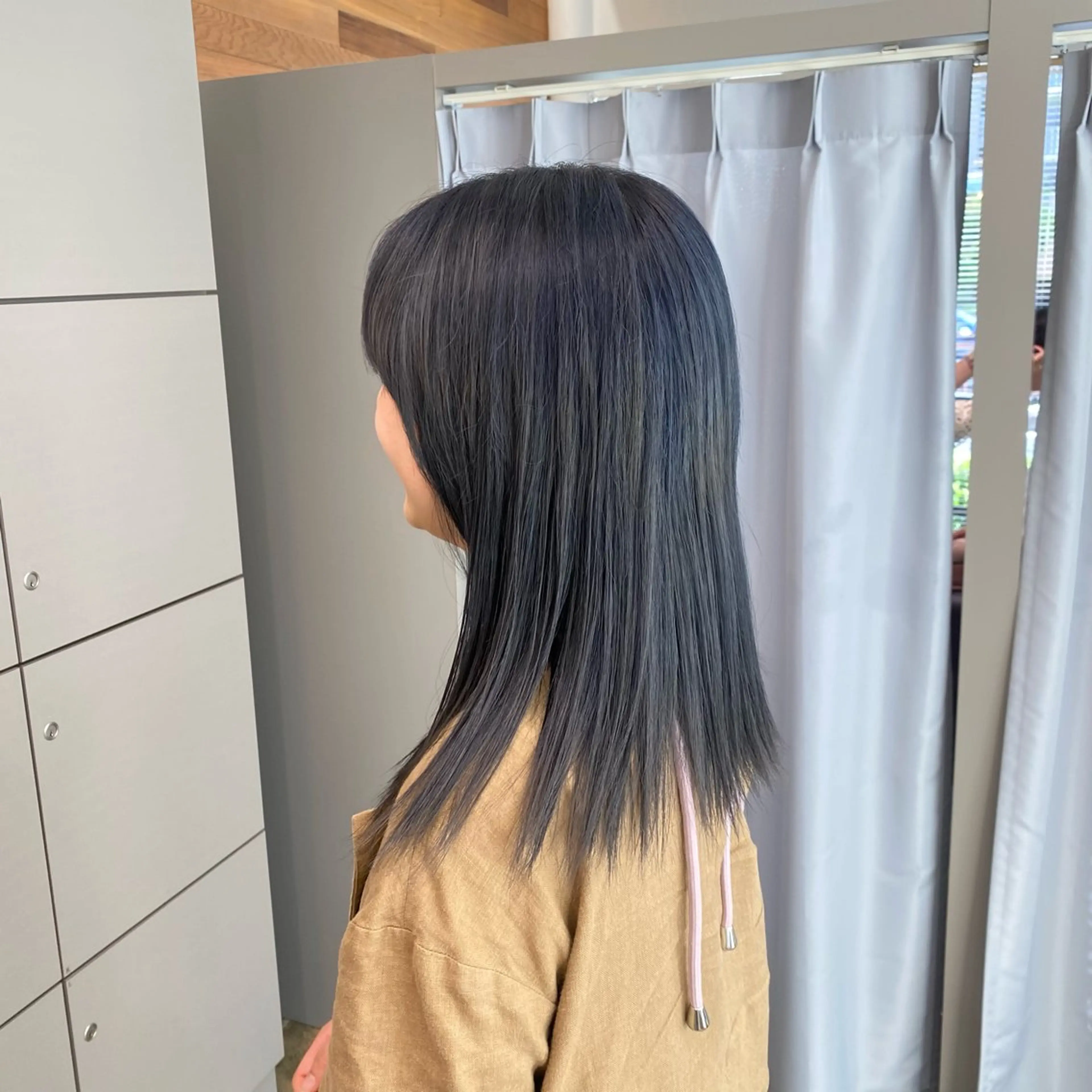 セミロング カラー ブルーカラー ヘアカラー 佐藤 櫻のヘアスタイル
