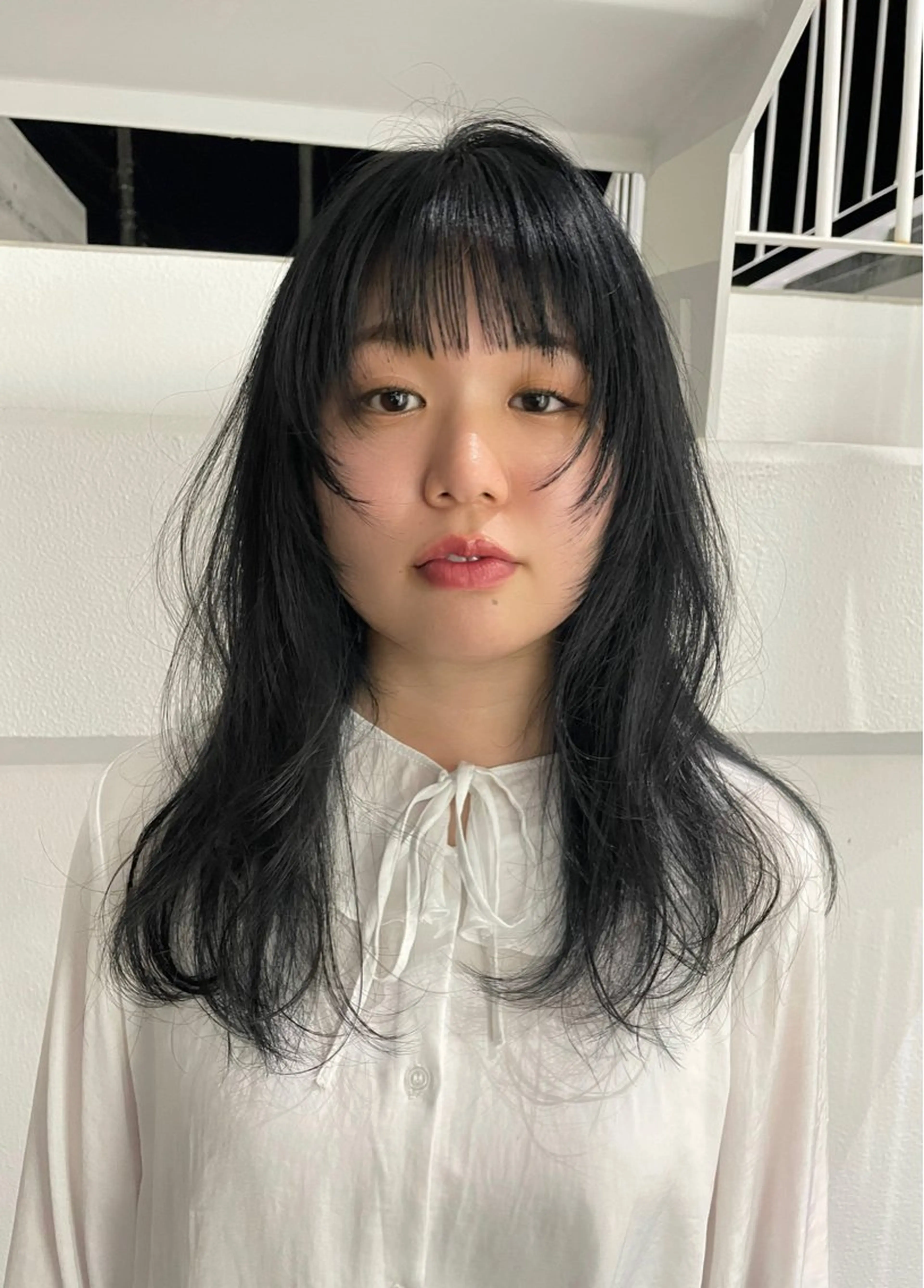 セミロング カラー 黒髪 ブルーカラー ブルーブラック インナーカラー 錦 茉李のヘアスタイル