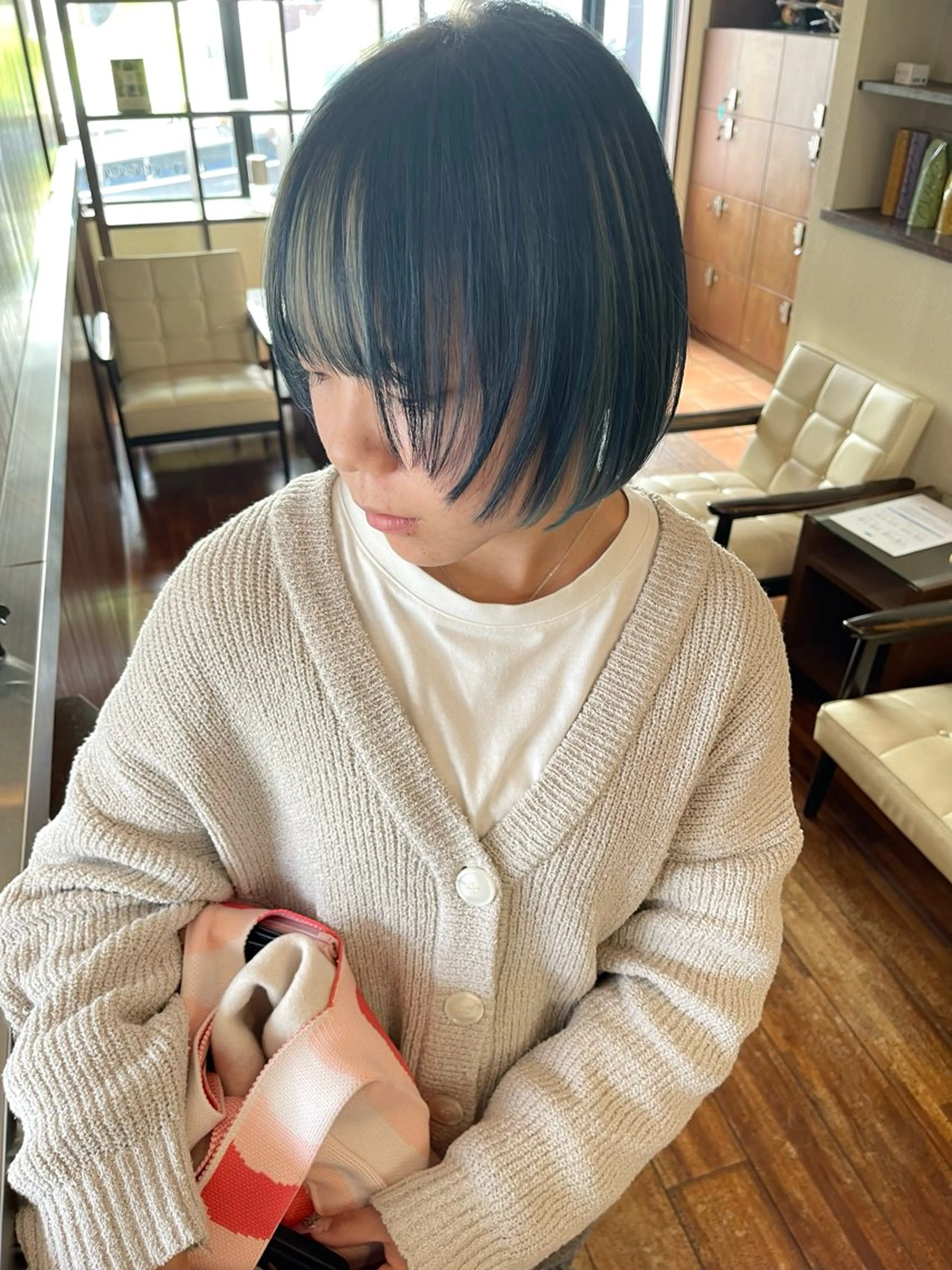 ショート カラー ベージュカラー カット ヘアカラー トリートメント 髪質改善ｶﾗｰ ｹｱﾌﾞﾘｰﾁ/ﾀﾑのヘアスタイル