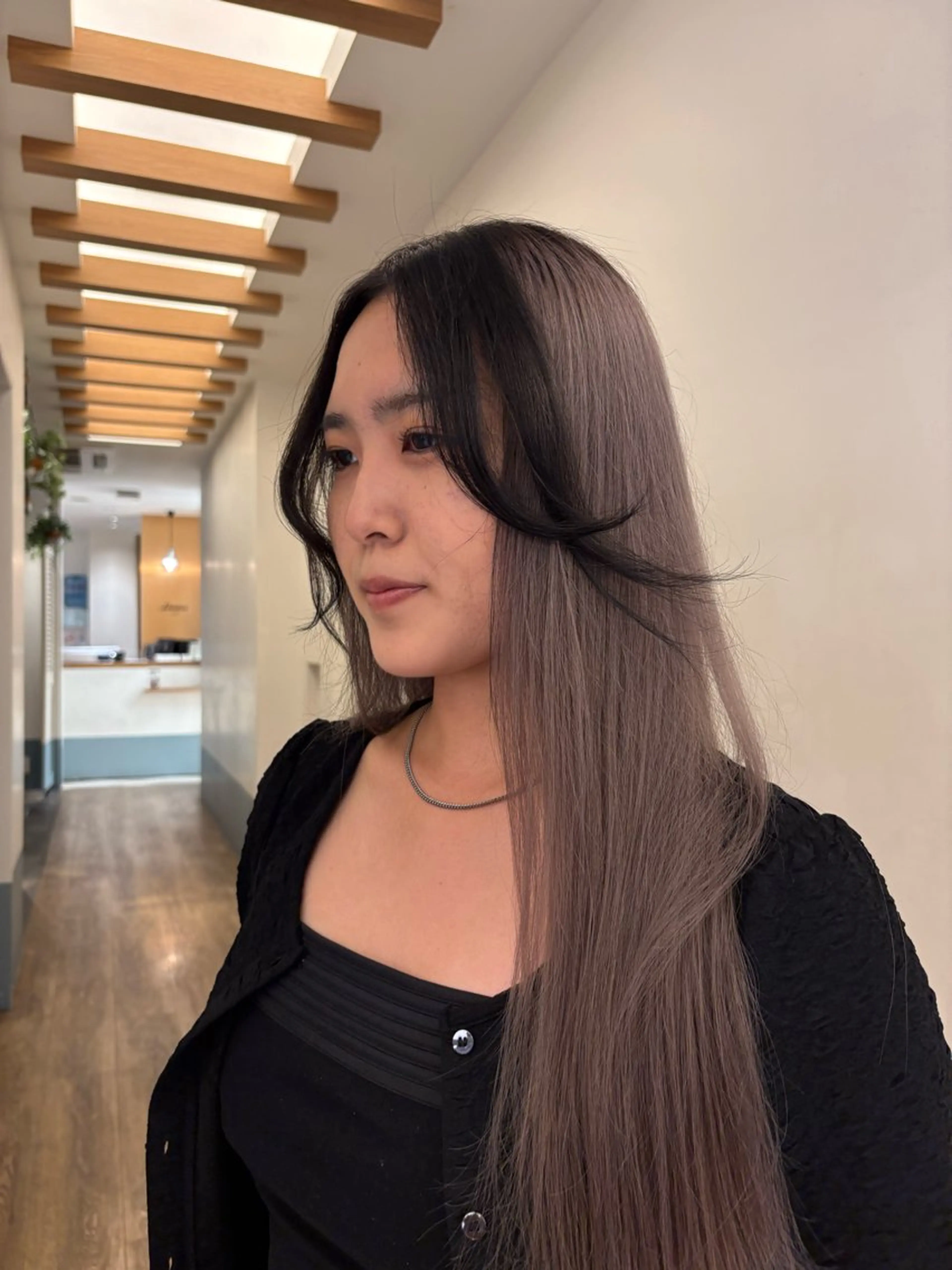 カラー デザインカラー loness ginza所属・桃崎 晏地のヘアスタイル