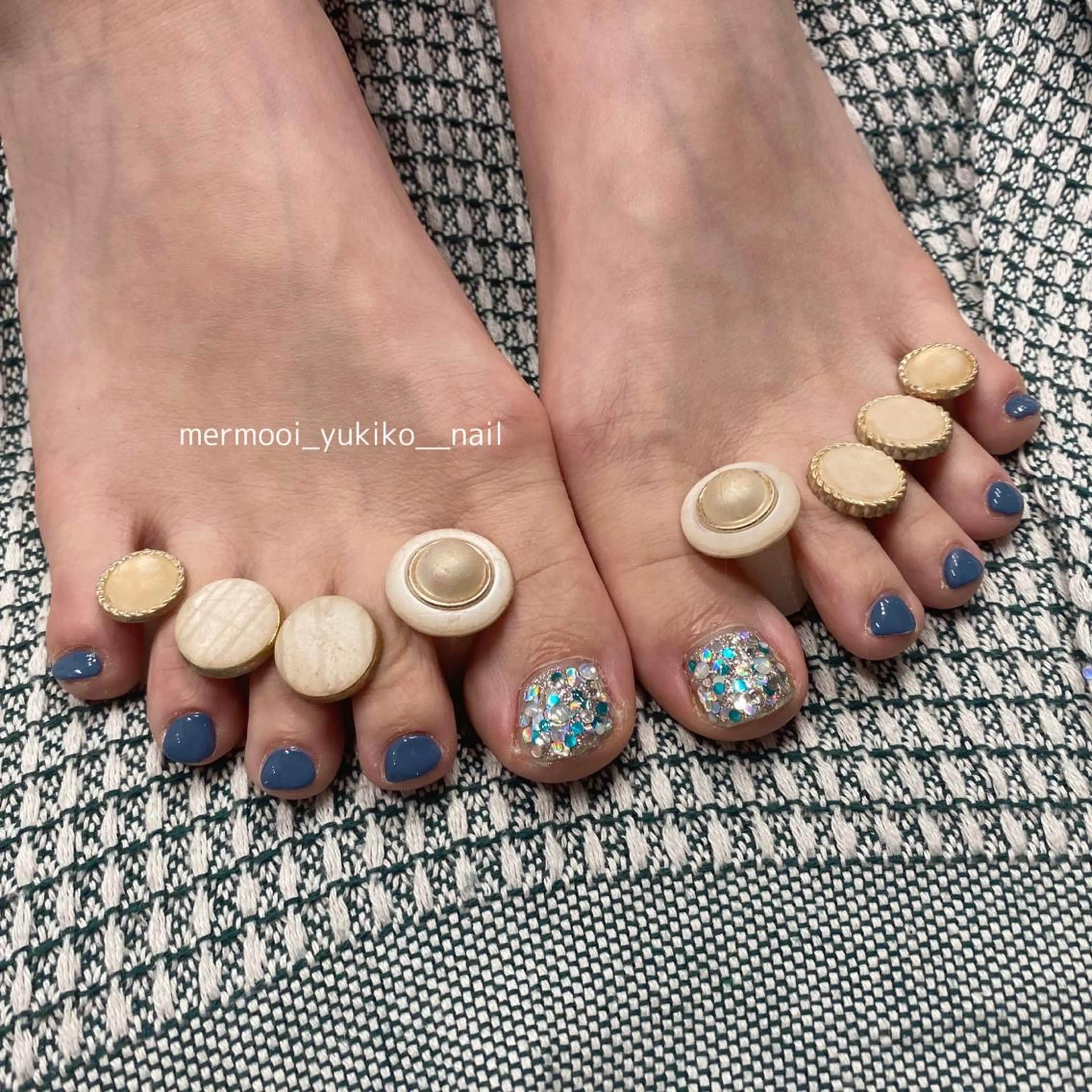ネイル ブルー フットネイル キラキラネイル 韓国ネイル ネイルチップ フットネイル mermooi nailのネイルデザイン