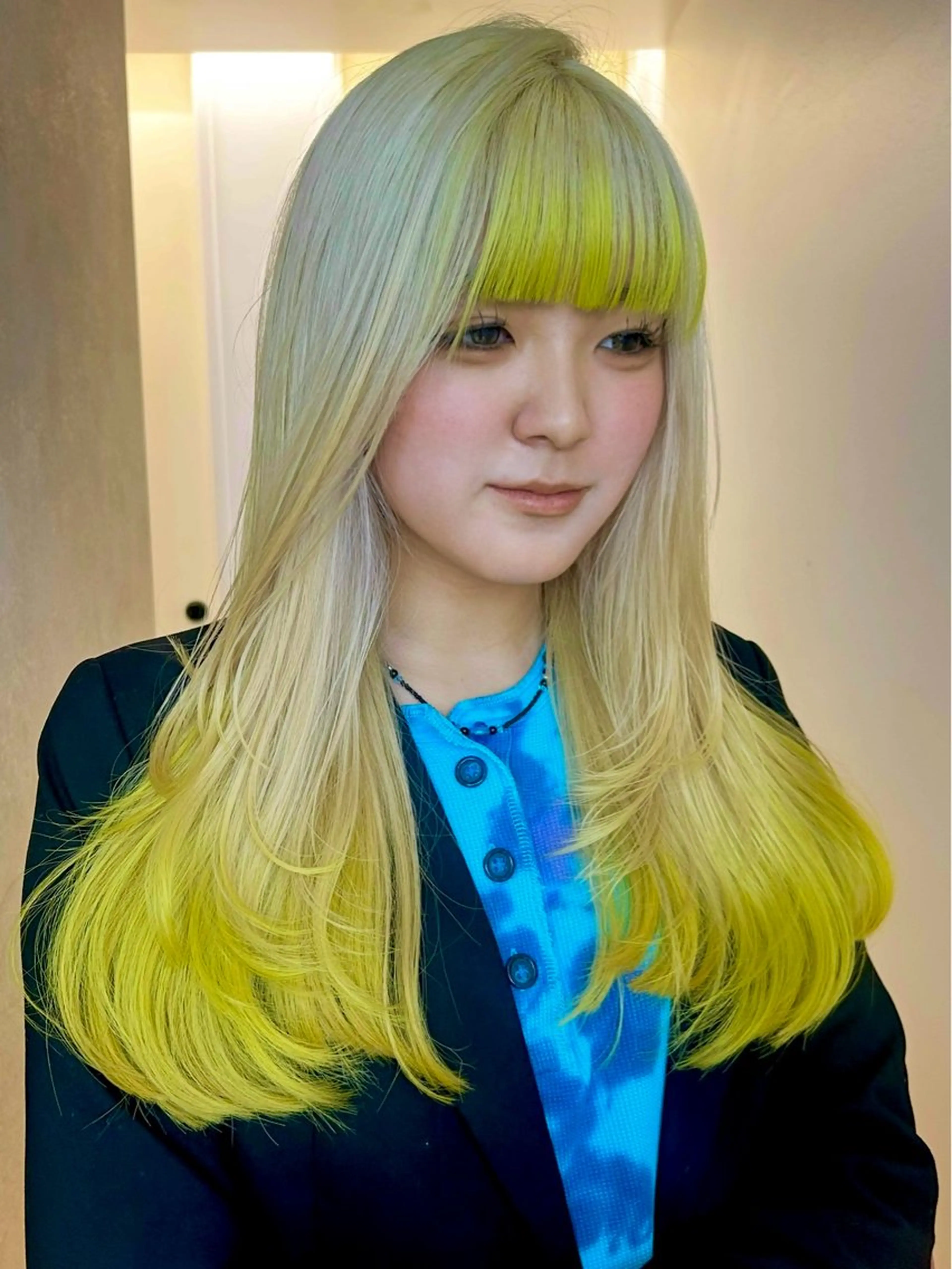 ミディアム カラー ヘアカラー 🌟暖色系ハイトーン 🌟AIのヘアスタイル
