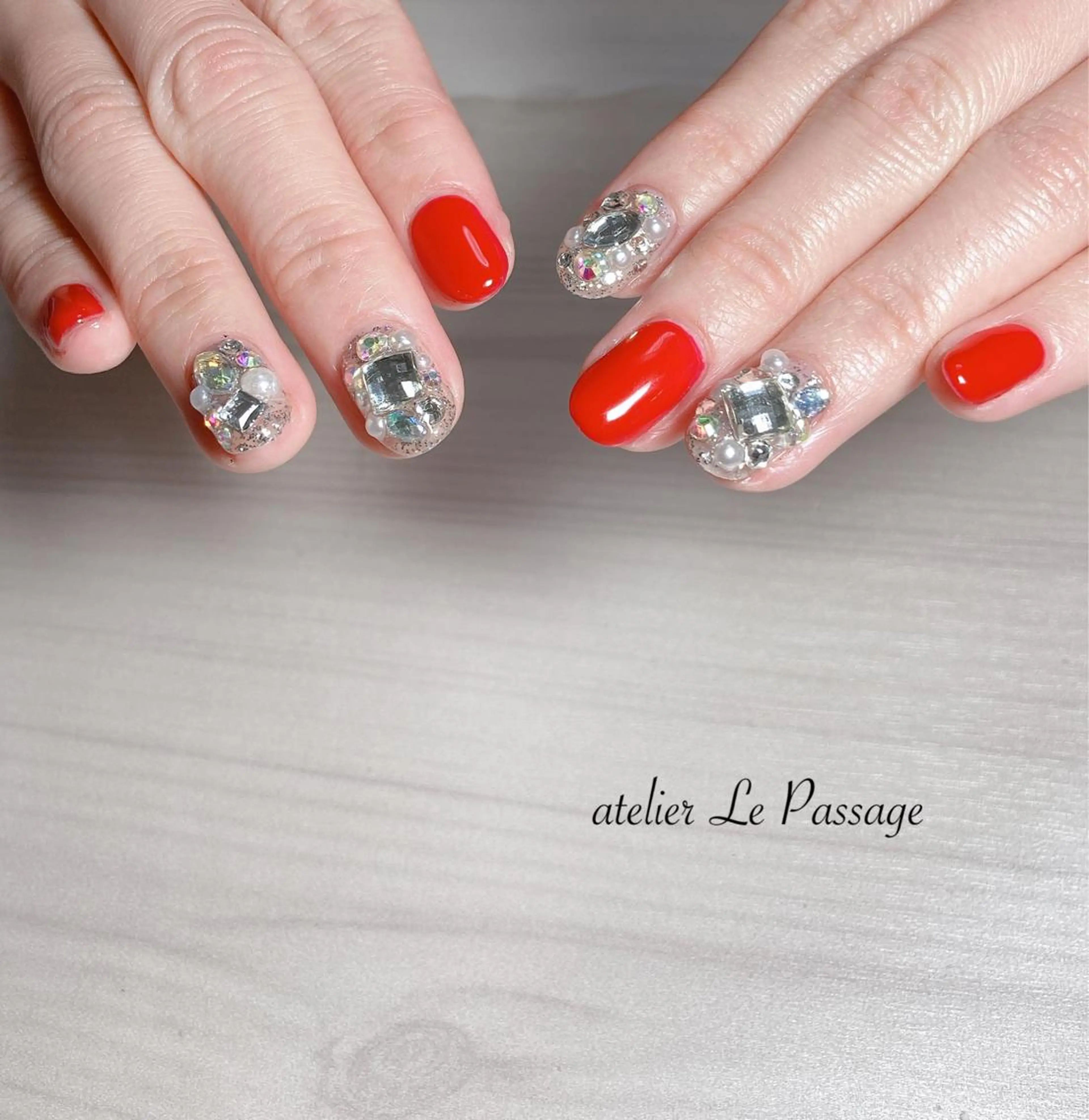 ネイル ジェルネイル キラキラネイル ワンカラーネイル パラジェル 赤色 Atelier Le Passage所属・h nakatsukaのネイルデザイン