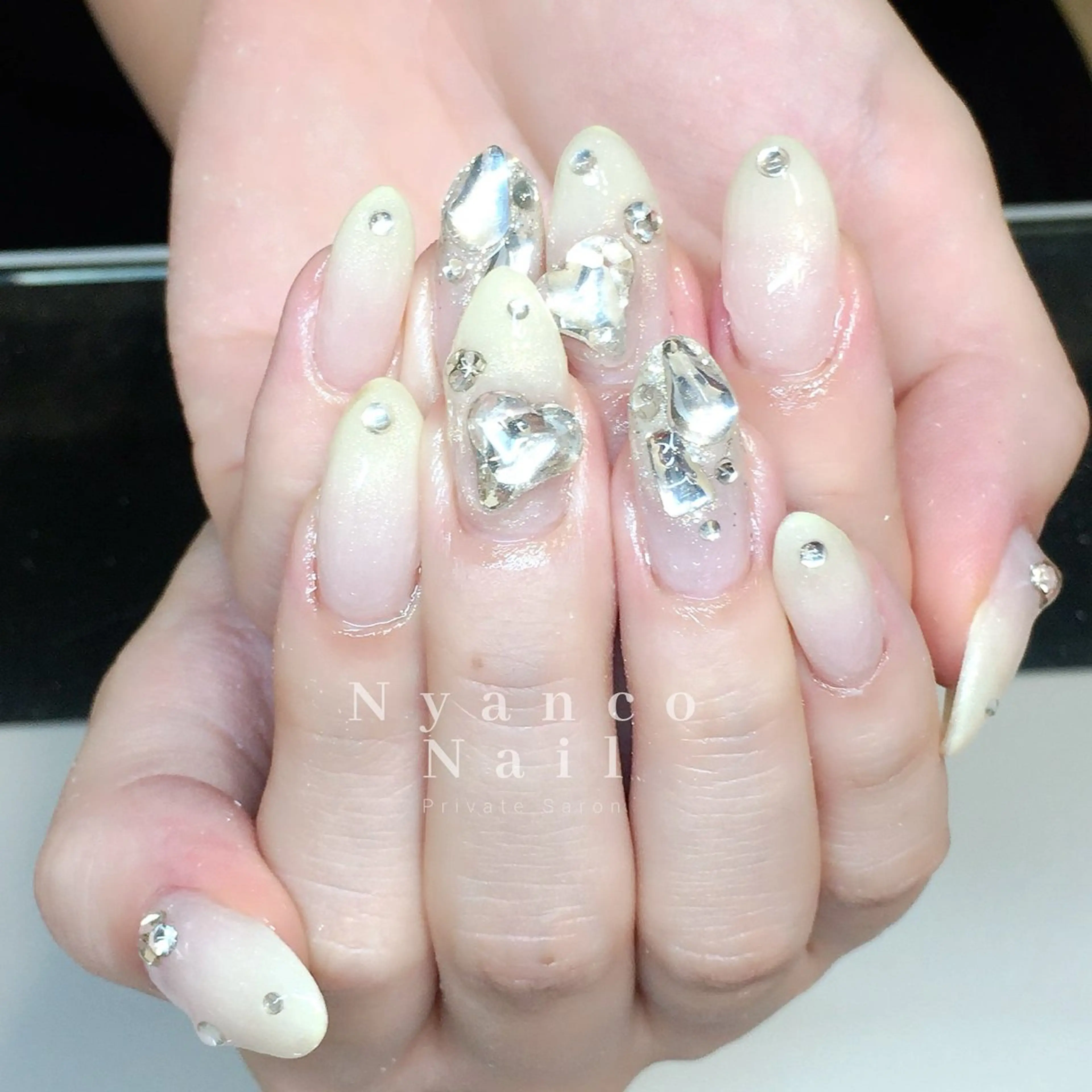 ネイル ジェルネイル グラデーション キラキラネイル ワンホンネイル 冬ネイル Nyanco Nailのネイルデザイン