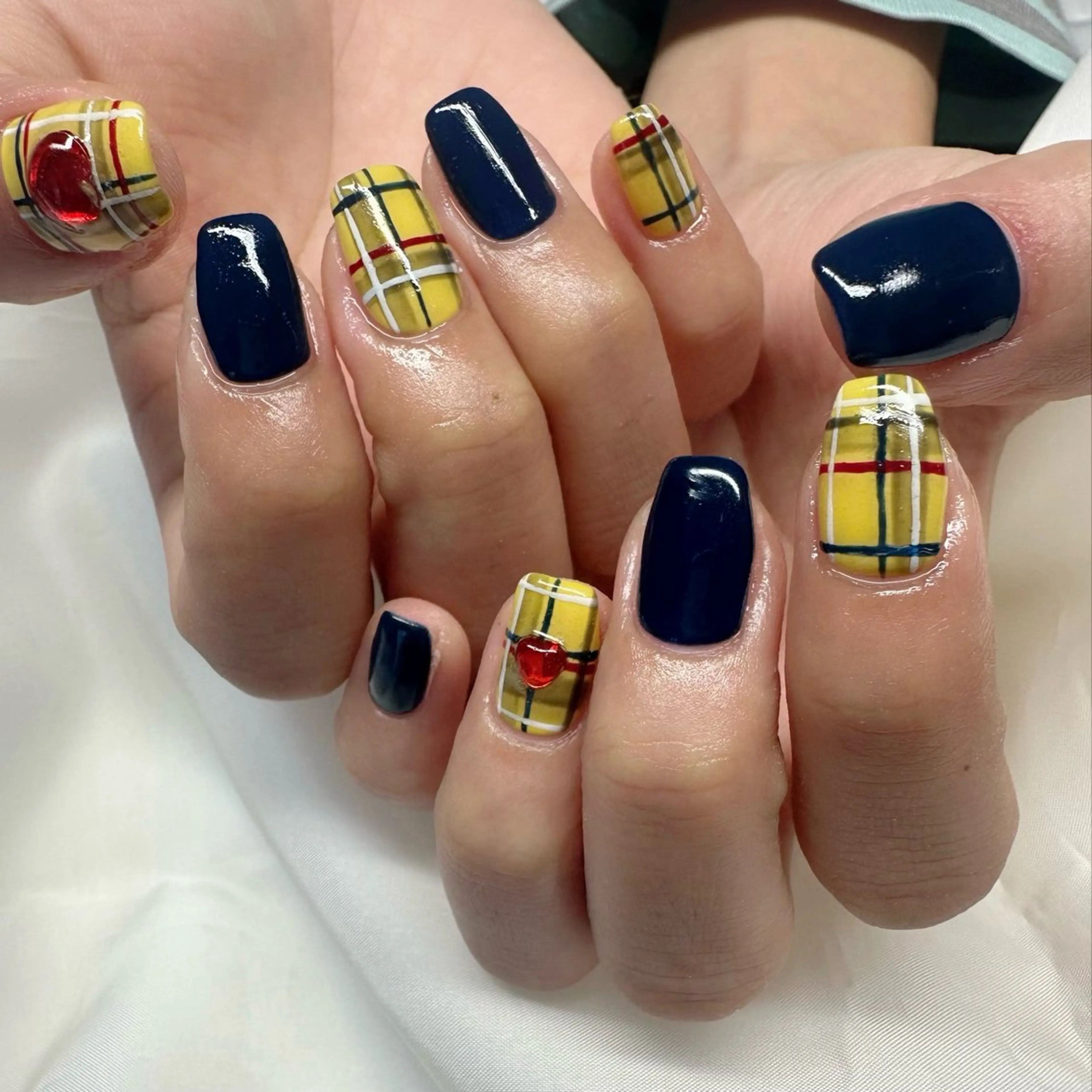 ネイル ハート 氷ネイル・うるうるネイル 韓国ネイル ネイビー ニュアンスネイル 🪞KAPE NAIL 🪞のネイルデザイン