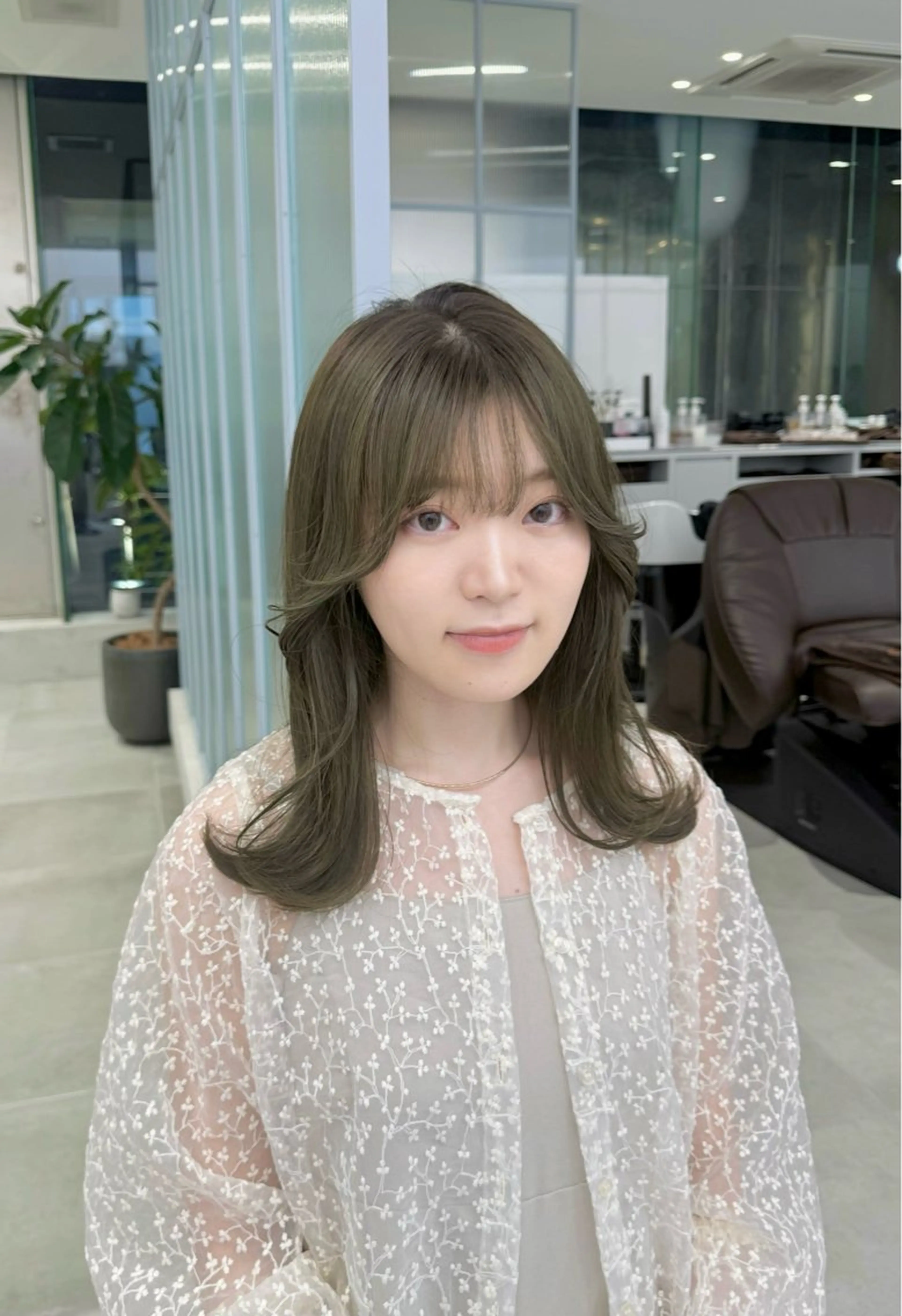 ミディアム ボブ くびれヘア カット ヘアカラー ブリーチなし 寒色カラーのヘアスタイル